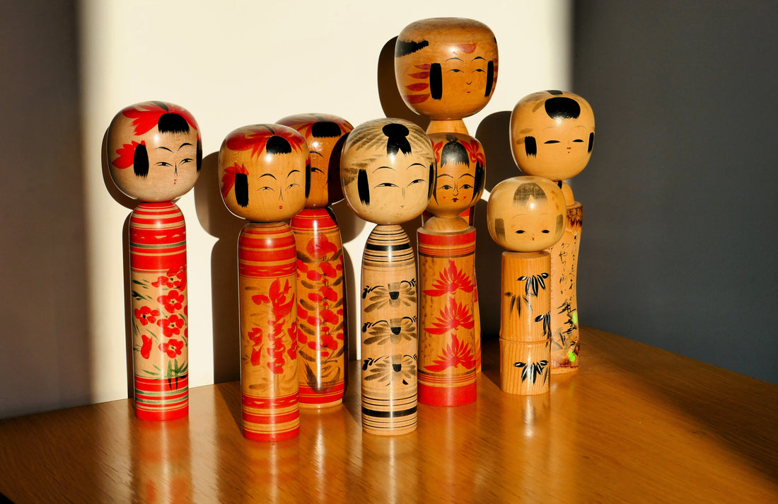 Ensemble de kokeshi poupée japonaise vintage du Tohoku posées sur une table en bois
