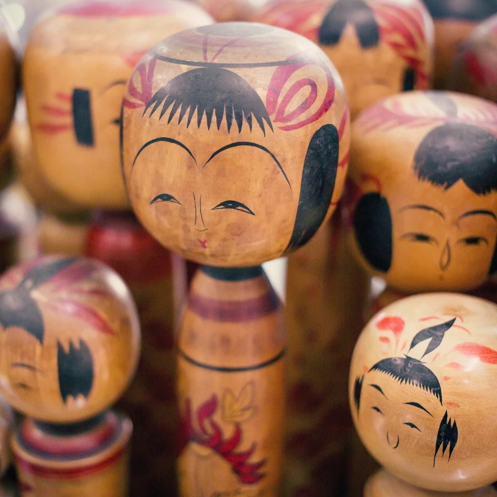 Lot de 3 poupées japonaises kokeshi en bois rouge Lot de 3 poupées japonaises kokeshi en bois rouge