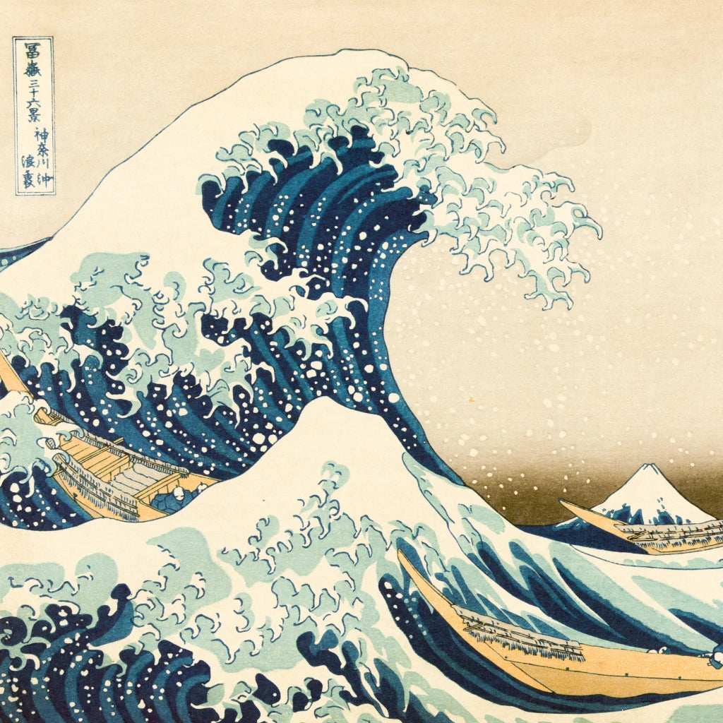 Estampe japonaise célèbre « La Grande Vague de Kanagawa » de Hokusai, représentant une immense vague déferlante menaçant des barques, avec le mont Fuji en arrière-plan.