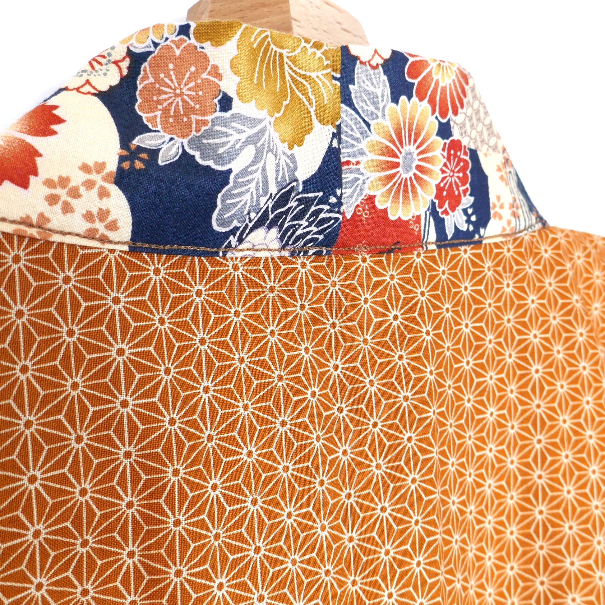 Gros plan sur le col du haori Yūyake Zakura