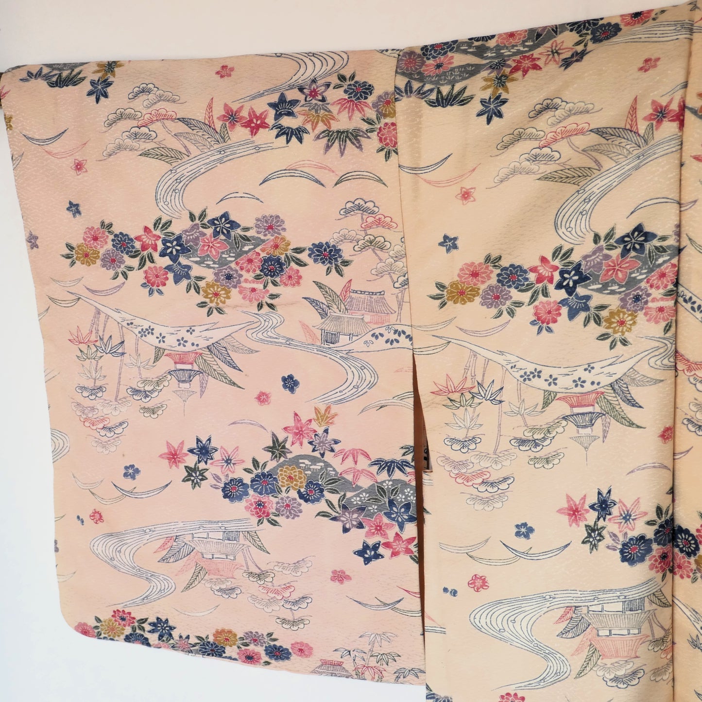 Zoom sur la manche droite du haori, motifs floraux et paysages tissés avec élégance.
