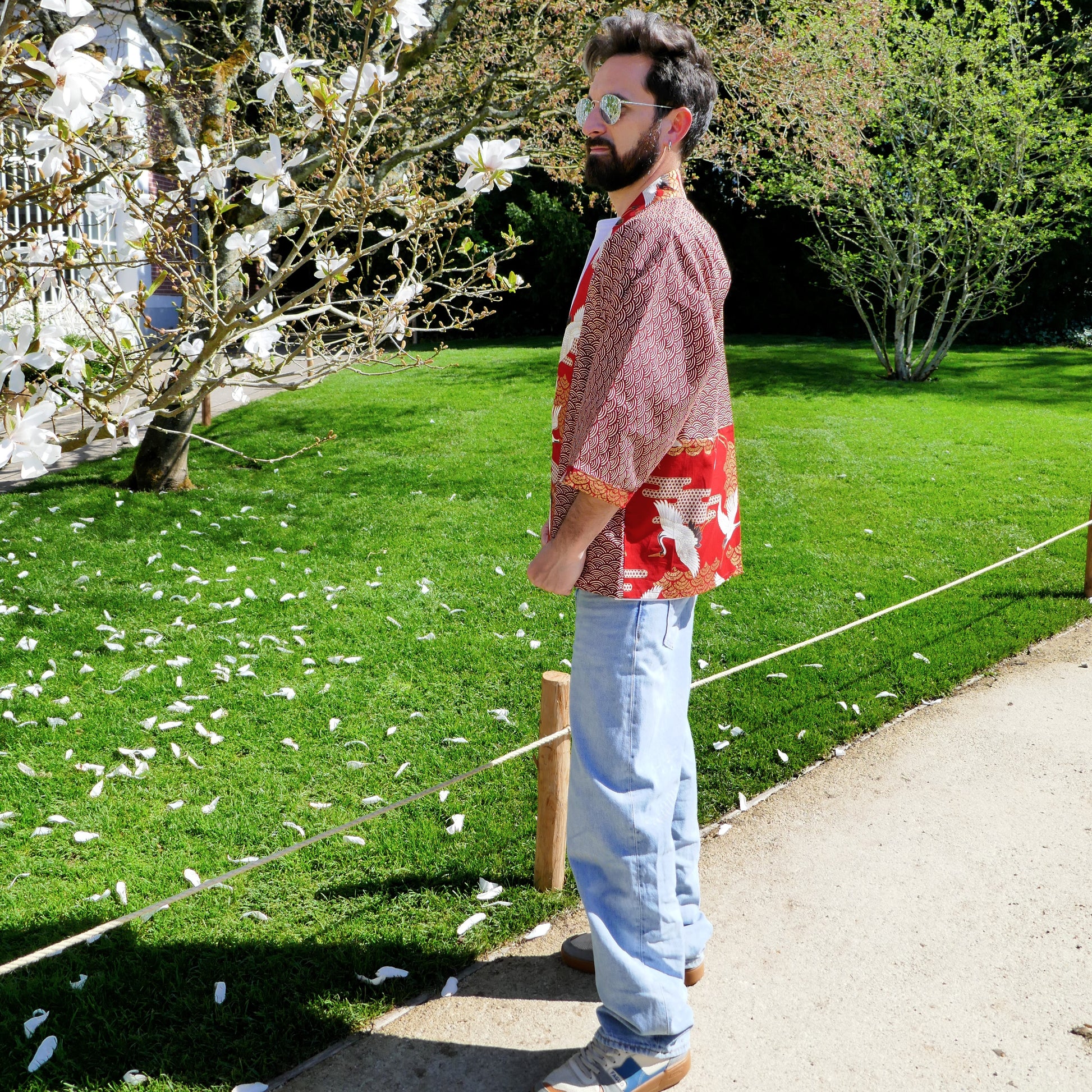 Profil de Tôma en haori Akane Tsuru, silhouette élégante soulignée par les manches contrastées et les détails traditionnels japonais.