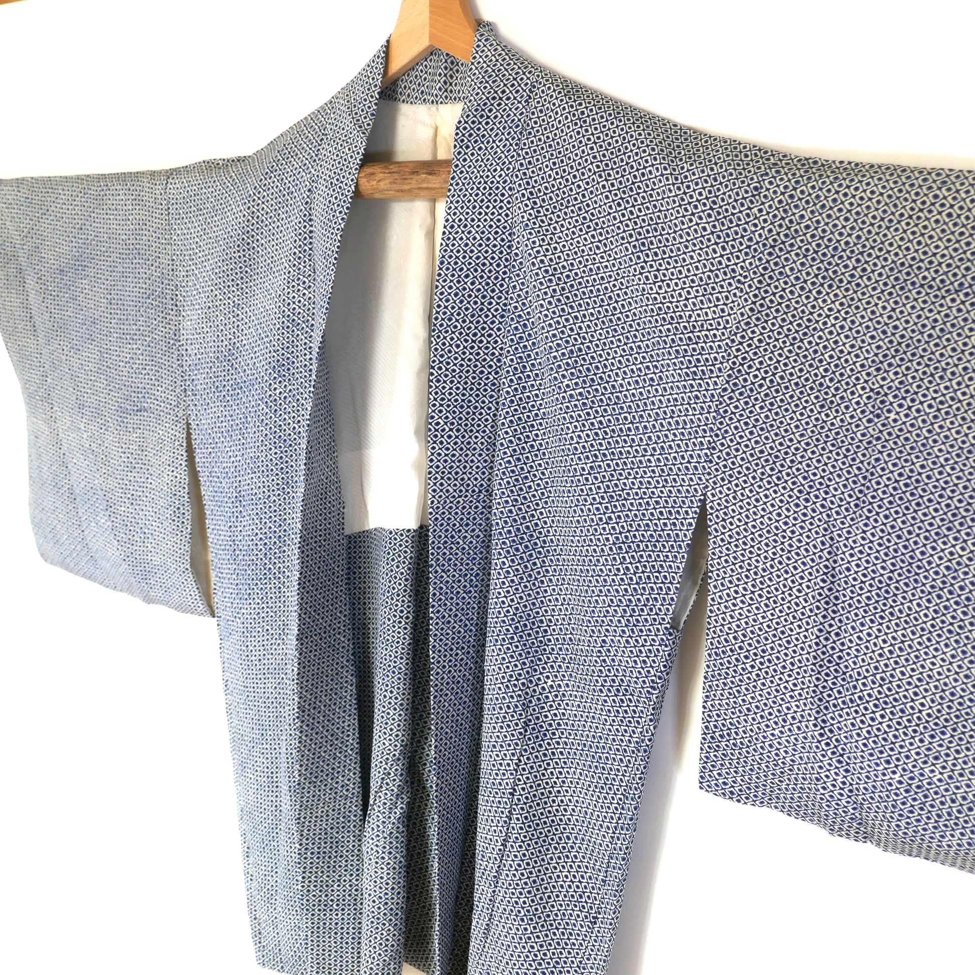 Haori vintage japonais en soie, motif shibori bleu marine, vue de face en diagonale.