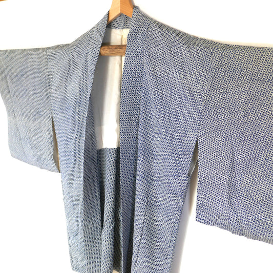 Haori vintage japonais en soie, motif shibori bleu marine, vue de face en diagonale.