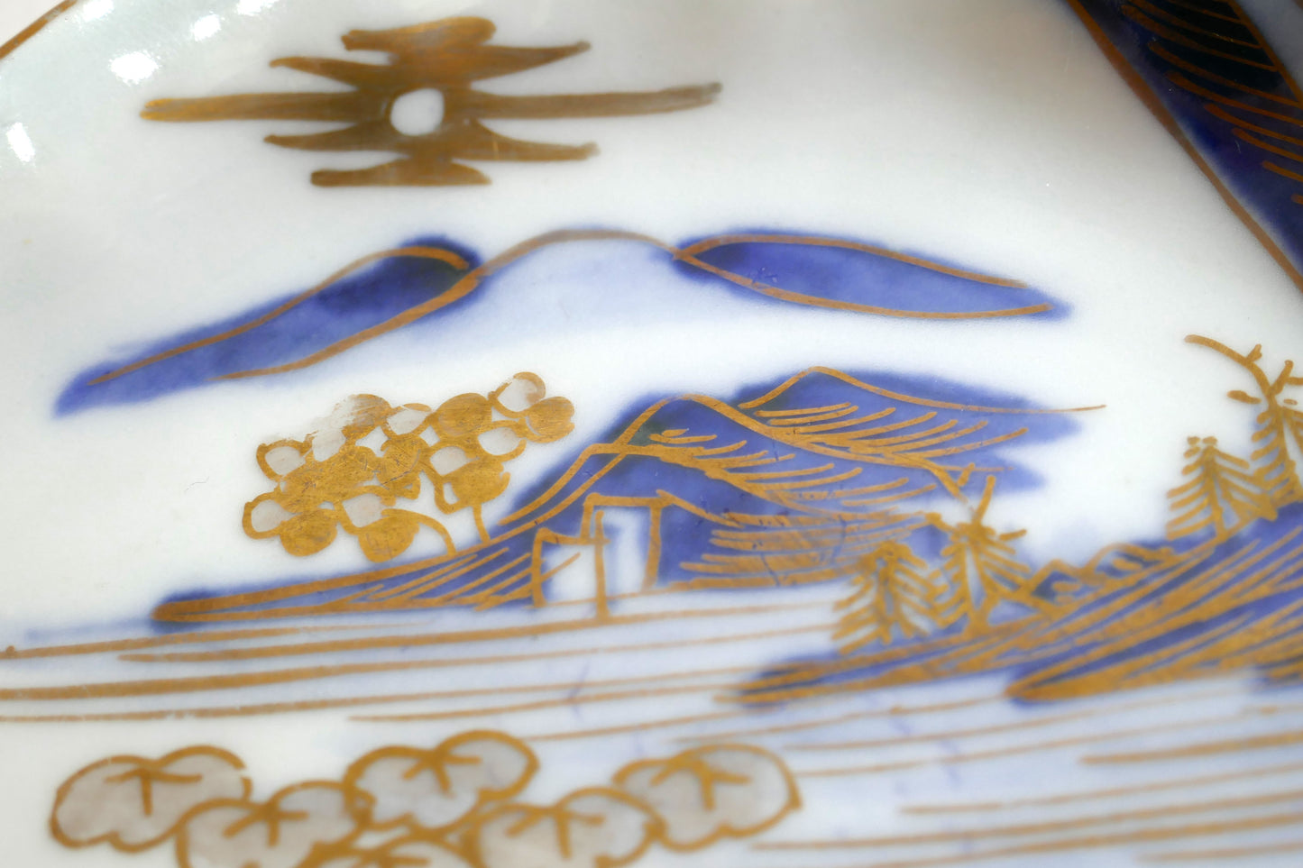 Détail de la scène de montagne avec maison traditionnelle et rehauts dorés, porcelaine japonaise Arita Meiji