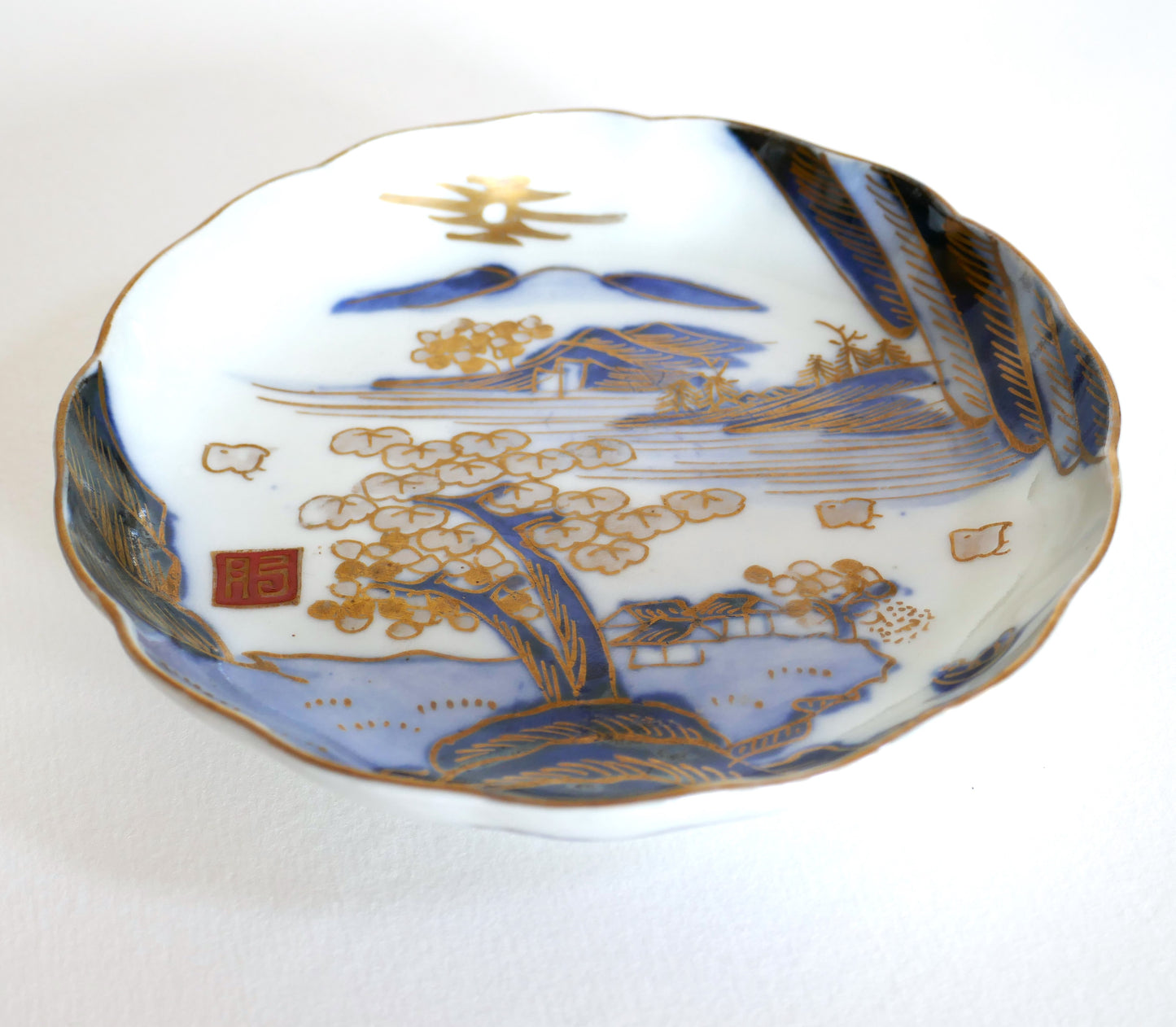 Assiette Arita Meiji avec décor peint main d’un cerisier en fleurs, oiseaux et sceau rouge Hizen