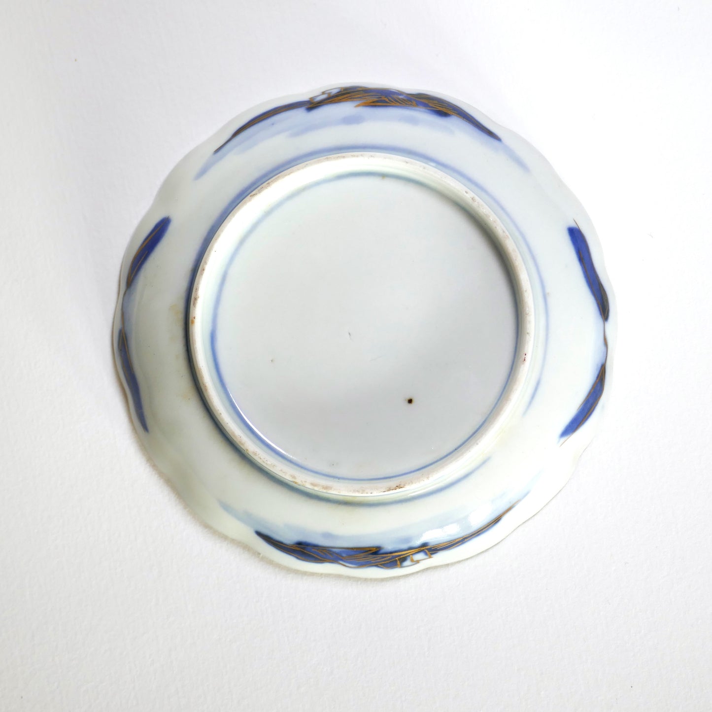 Vue du revers d’une assiette en porcelaine fine Arita Meiji.