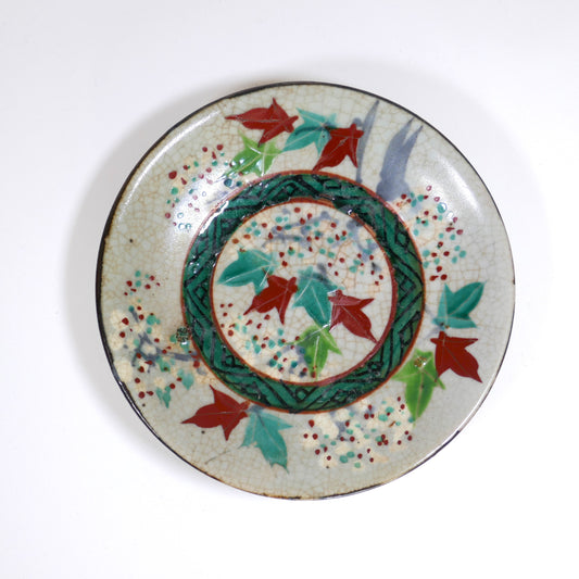 Assiette japonaise Inuyama-yaki de l'époque Edo, décorée de feuilles d'érable rouges et vertes (momiji), vue de profil avec émail craquelé.