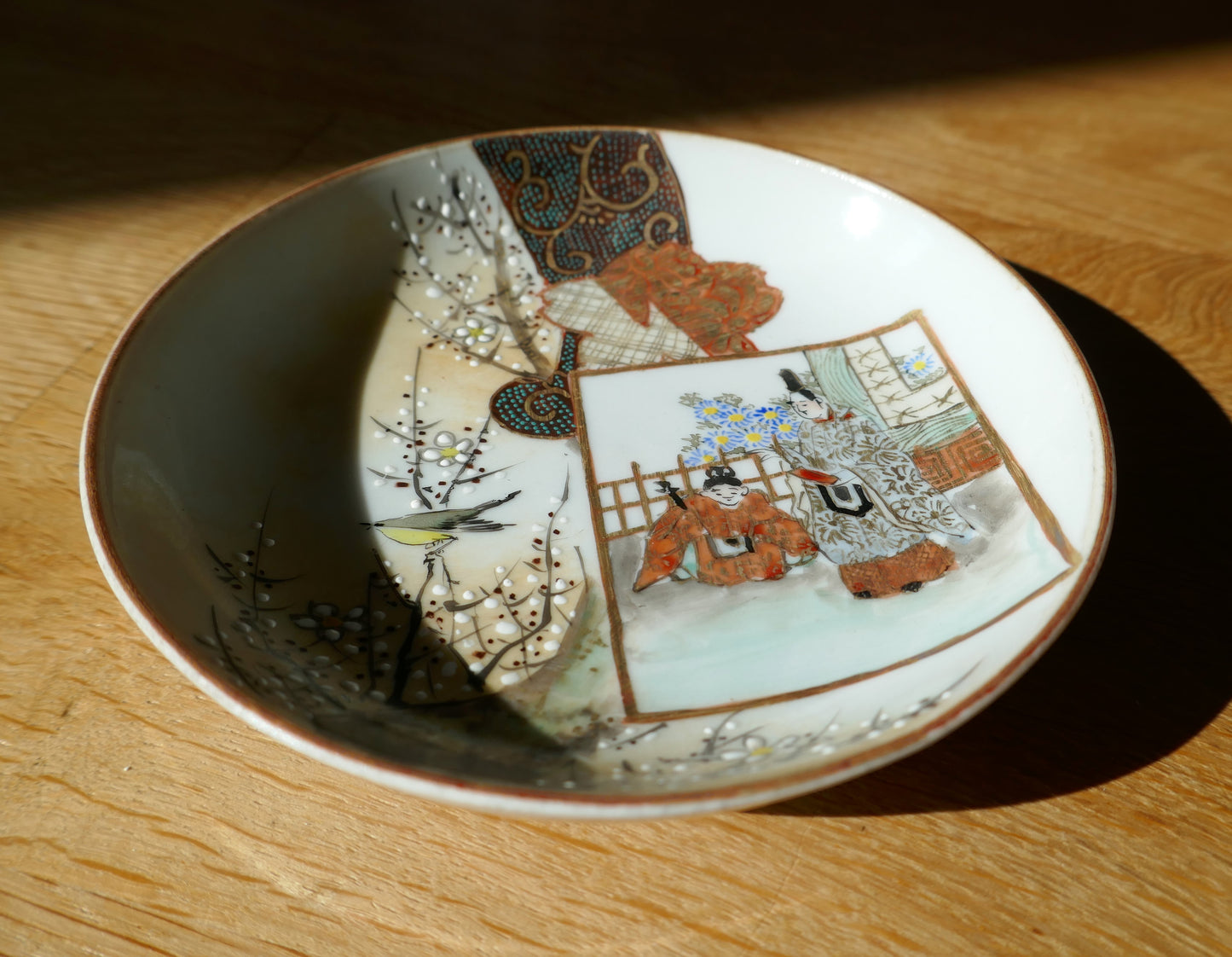 Assiette japonaise Kutani en porcelaine peinte à la main, scène de cour impériale et oiseau au soleil