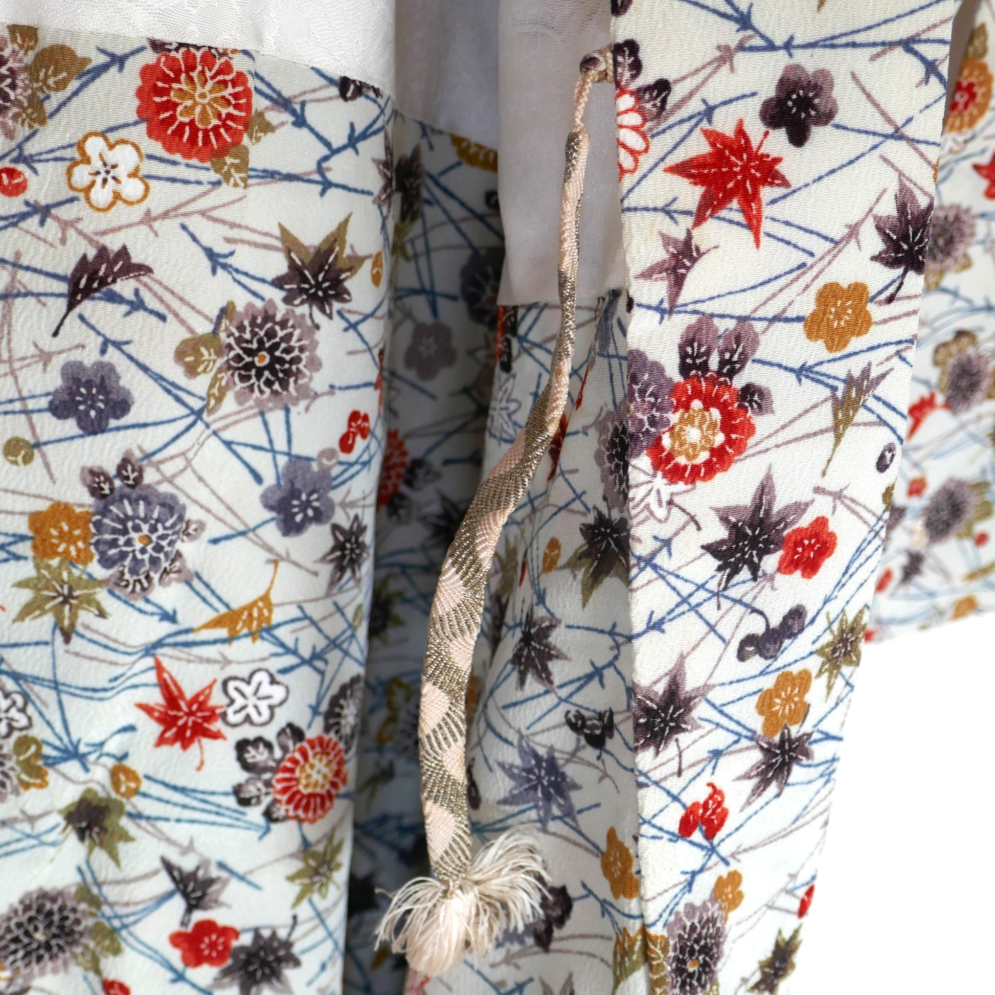 Attache traditionnelle 羽織紐 (haori himo) d’un haori vintage japonais en soie aux motifs d’automne