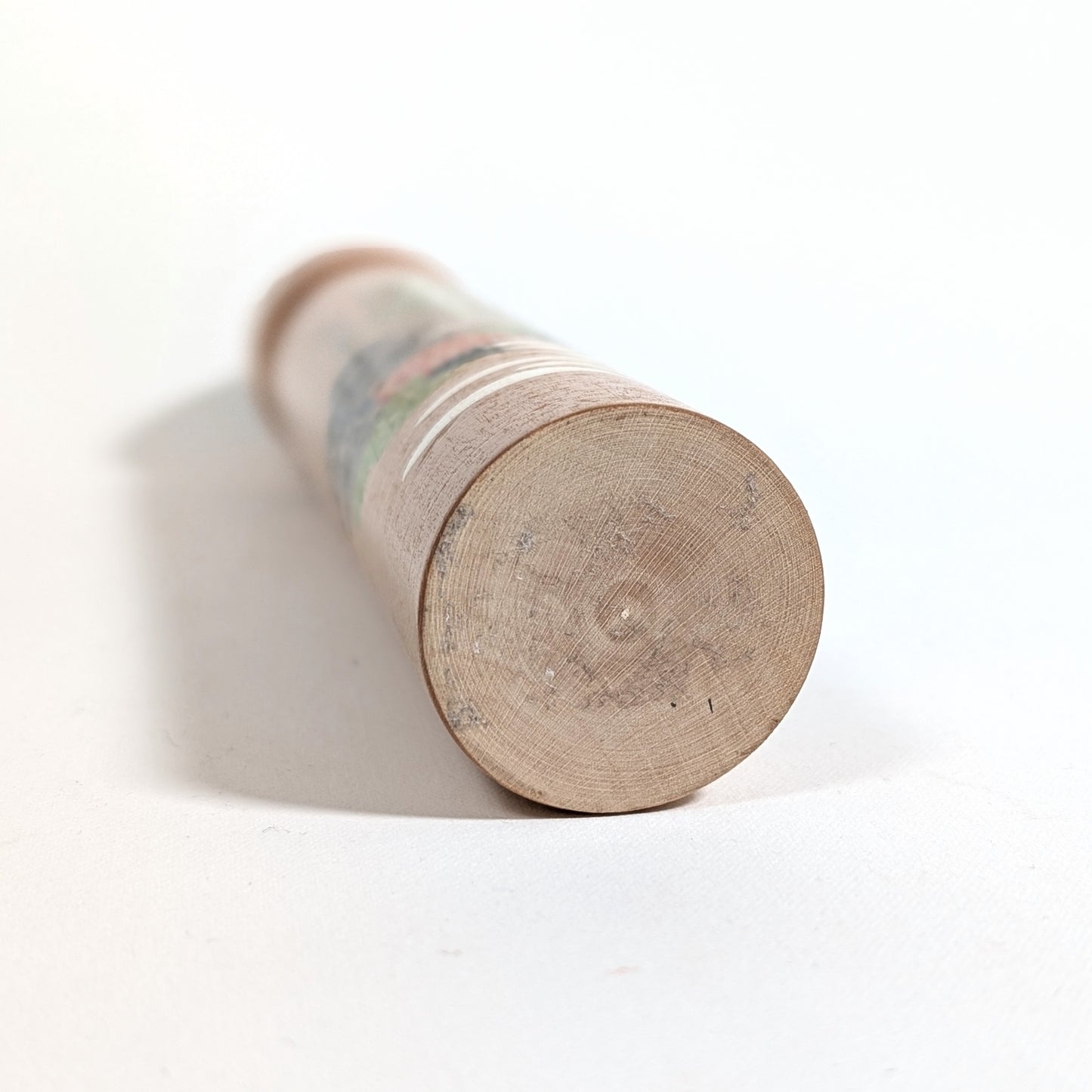 Détail du dessous et de la base en bois tourné d’une kokeshi pinceau japonaise