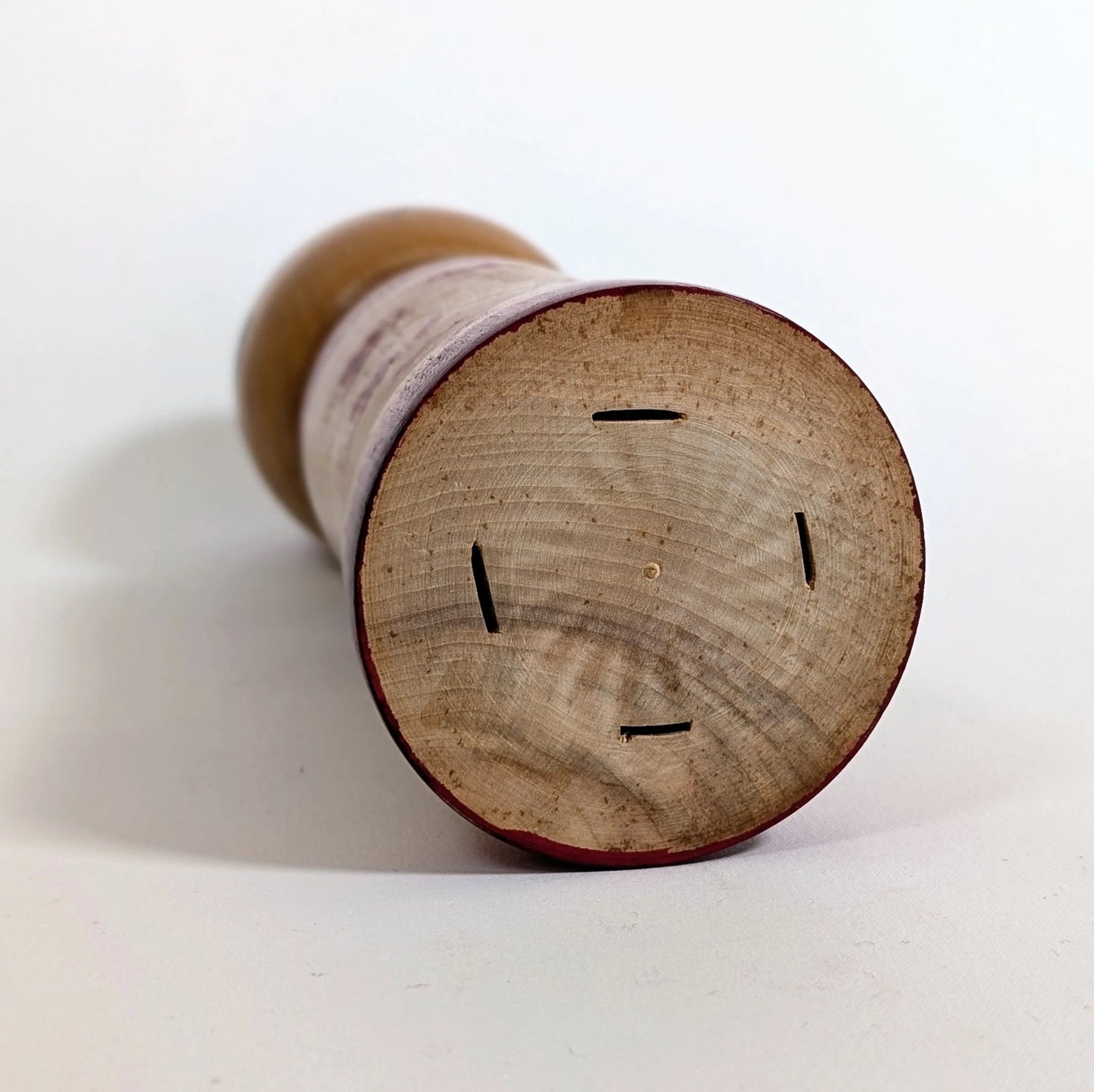 Base d’une kokeshi japonaise en bois tourné, artisanat traditionnel du Japon, jouet ancien et art populaire