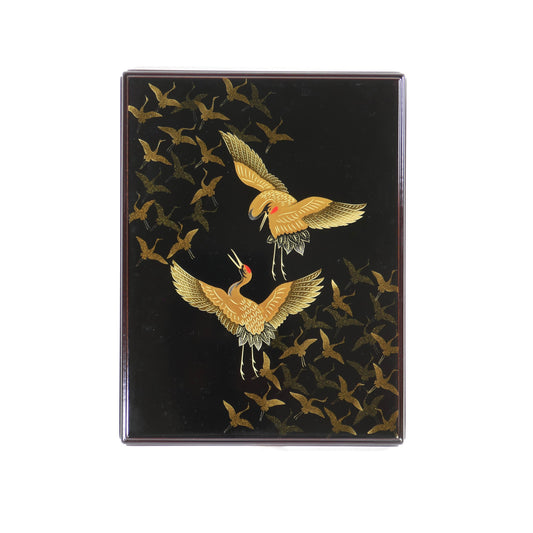 Boîte japonaise en laque noire décorée de grues en maki-e et nashiji, vue de dessus fermée