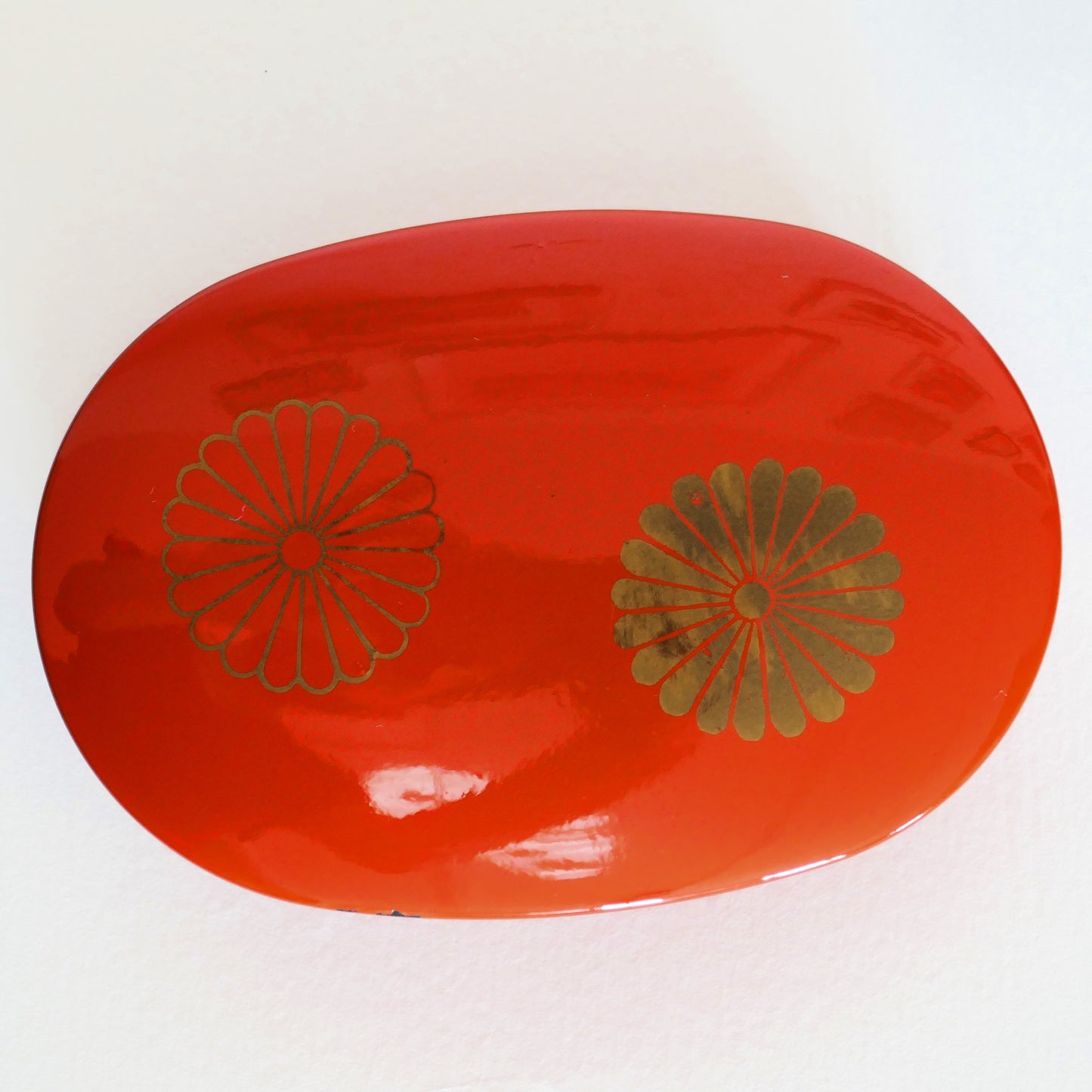 boit en laque urushi orange de Aizu avec motifs kiku chrysanthème