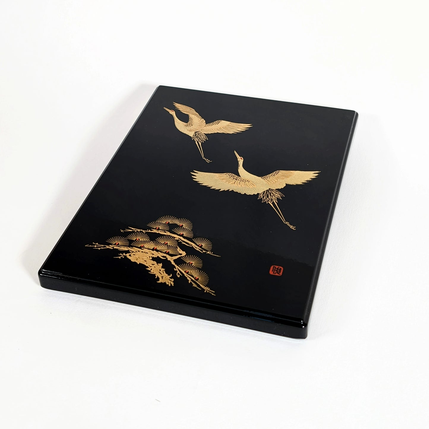 Boîte laquée japonaise type boîte à télégramme NTT, décor de grues dorées, vue en biais.