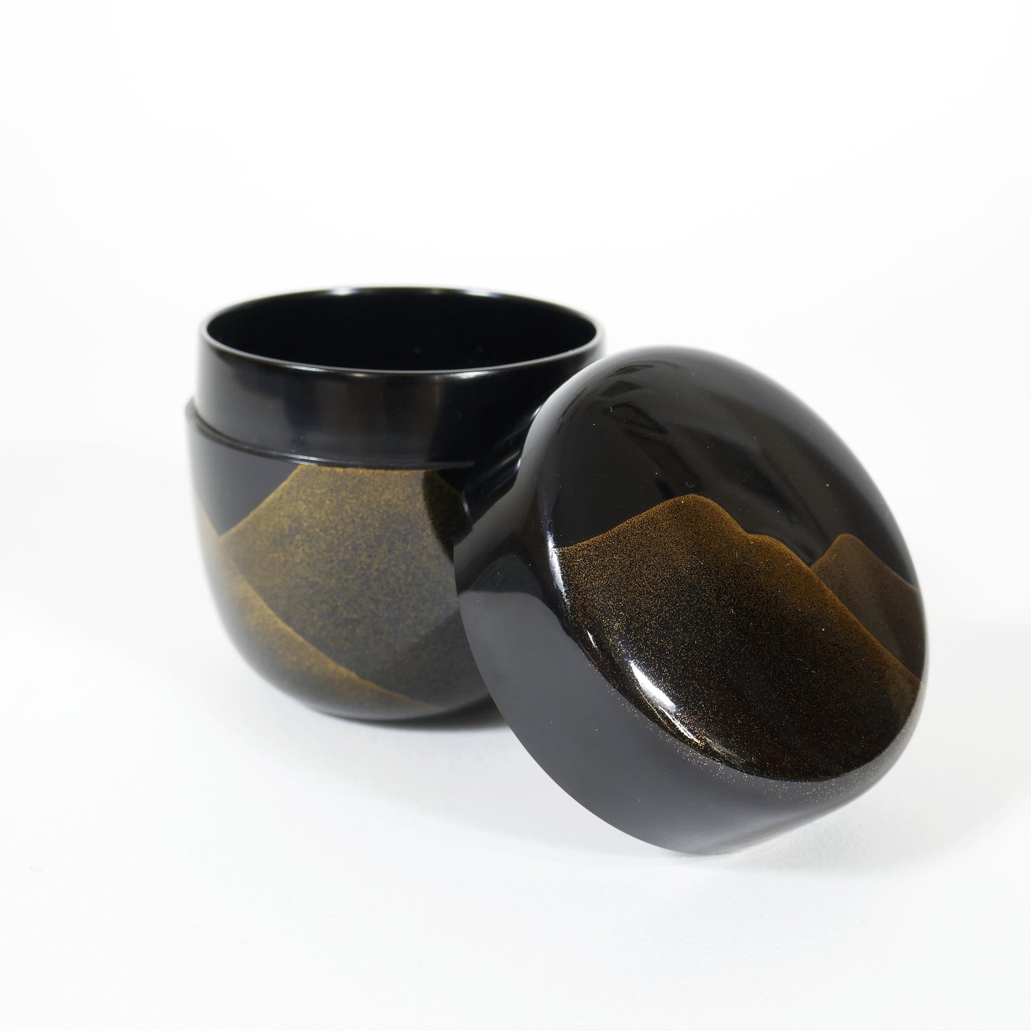 Boîte à thé natsume ouverte avec couvercle décoré de montagnes en maki-e doré, objet de cérémonie du thé japonaise
