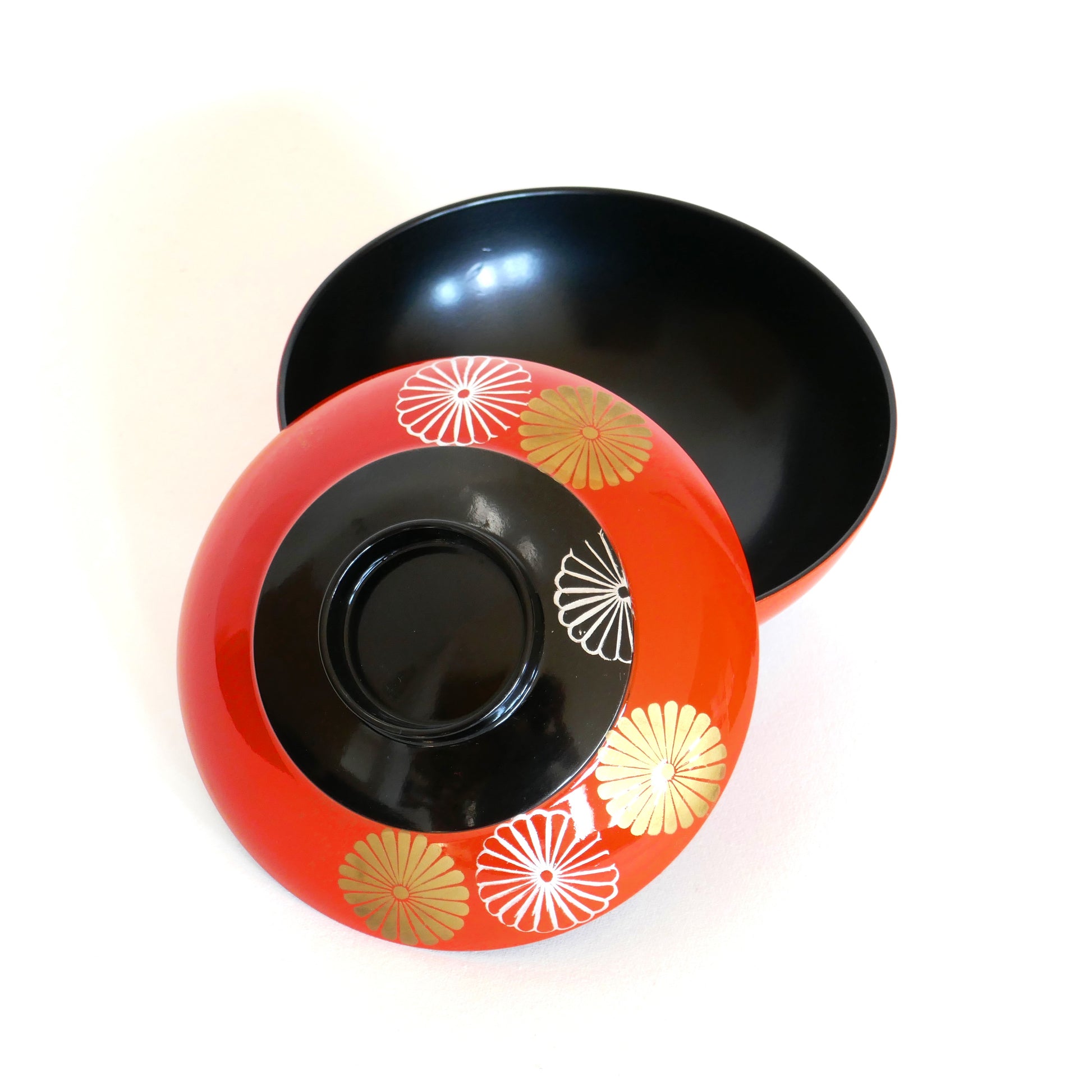 Vue de l’intérieur du bol japonais traditionnel en laque d’Aizu, avec le couvercle décoré à côté