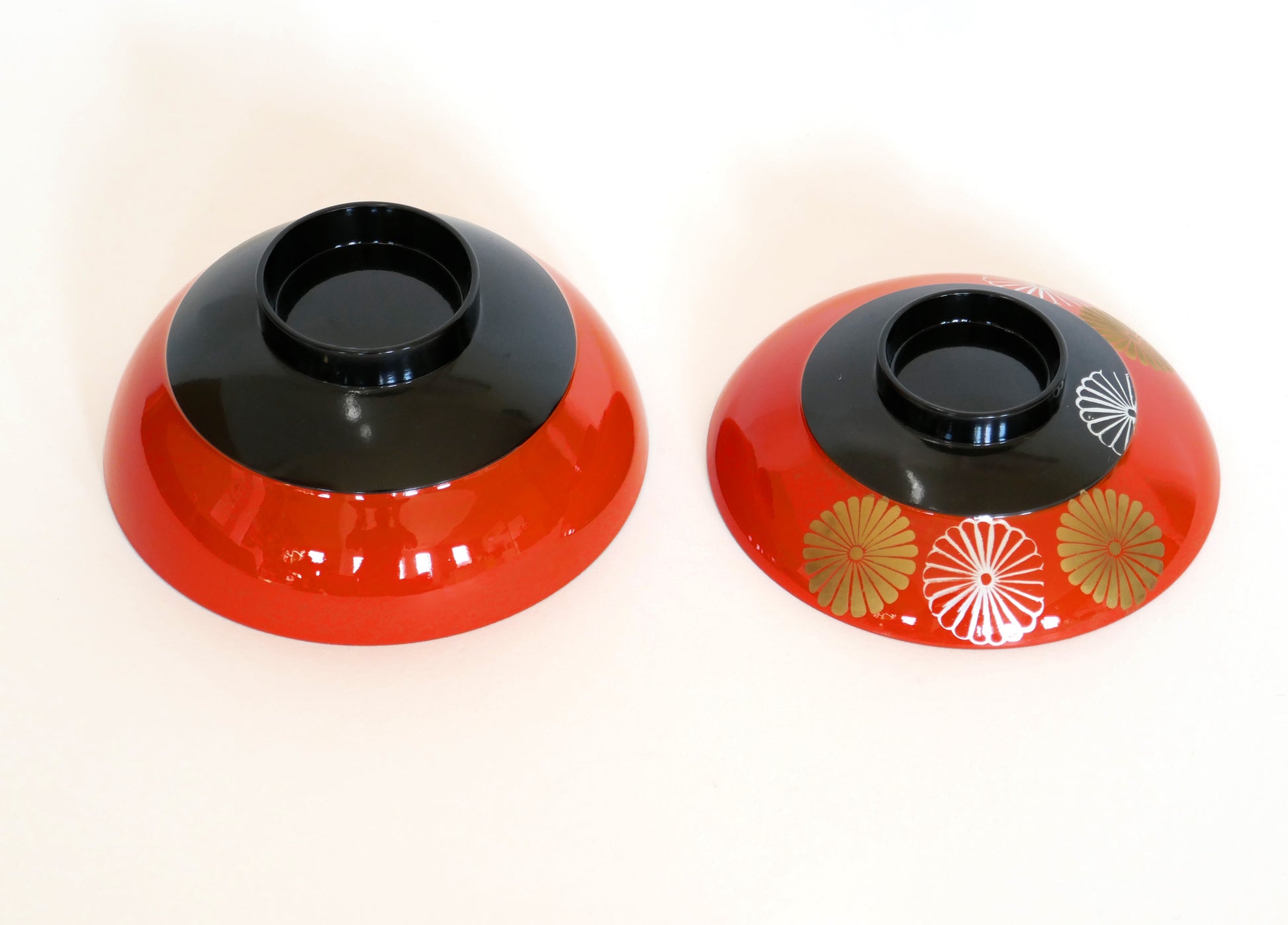 Deux couvercles de bol en laque d’Aizu retournés, montrant les détails de la base et des motifs chrysanthème