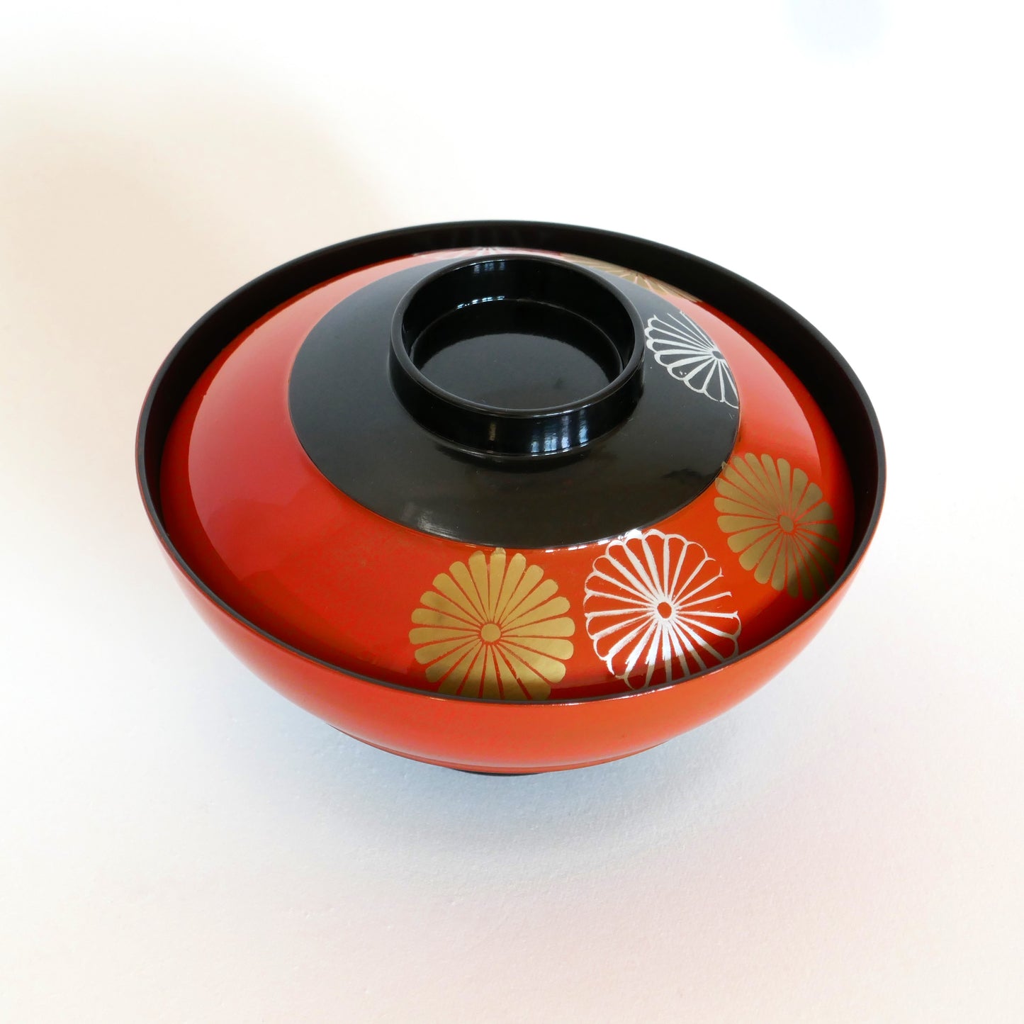 Bol japonais en laque d’Aizu avec couvercle, décoré de motifs de chrysanthèmes argents et dorés – vue en angle