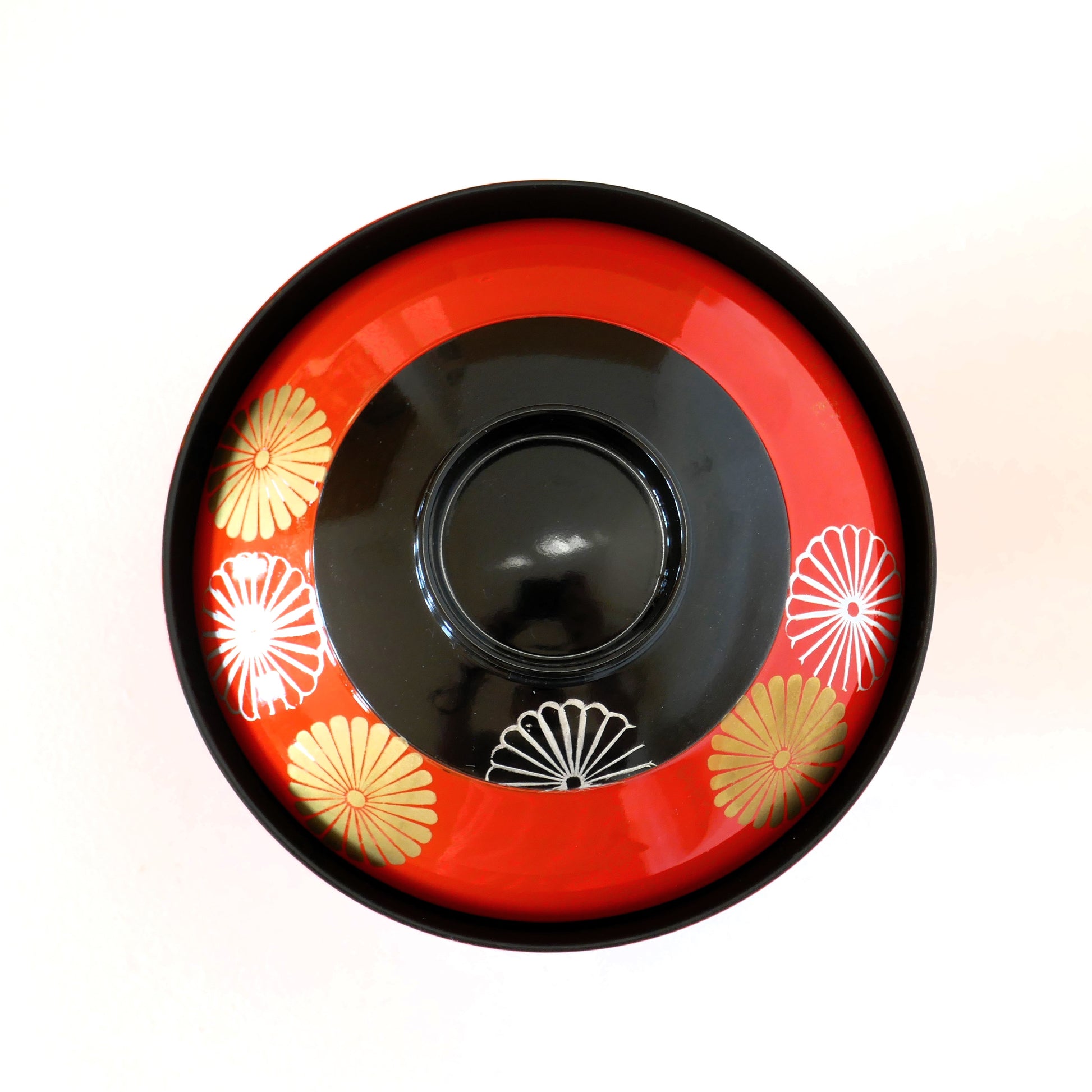 Vue du dessus d’un bol en laque d’Aizu avec couvercle, décor chrysanthème doré et argent sur fond orange – artisanat japonais traditionnel