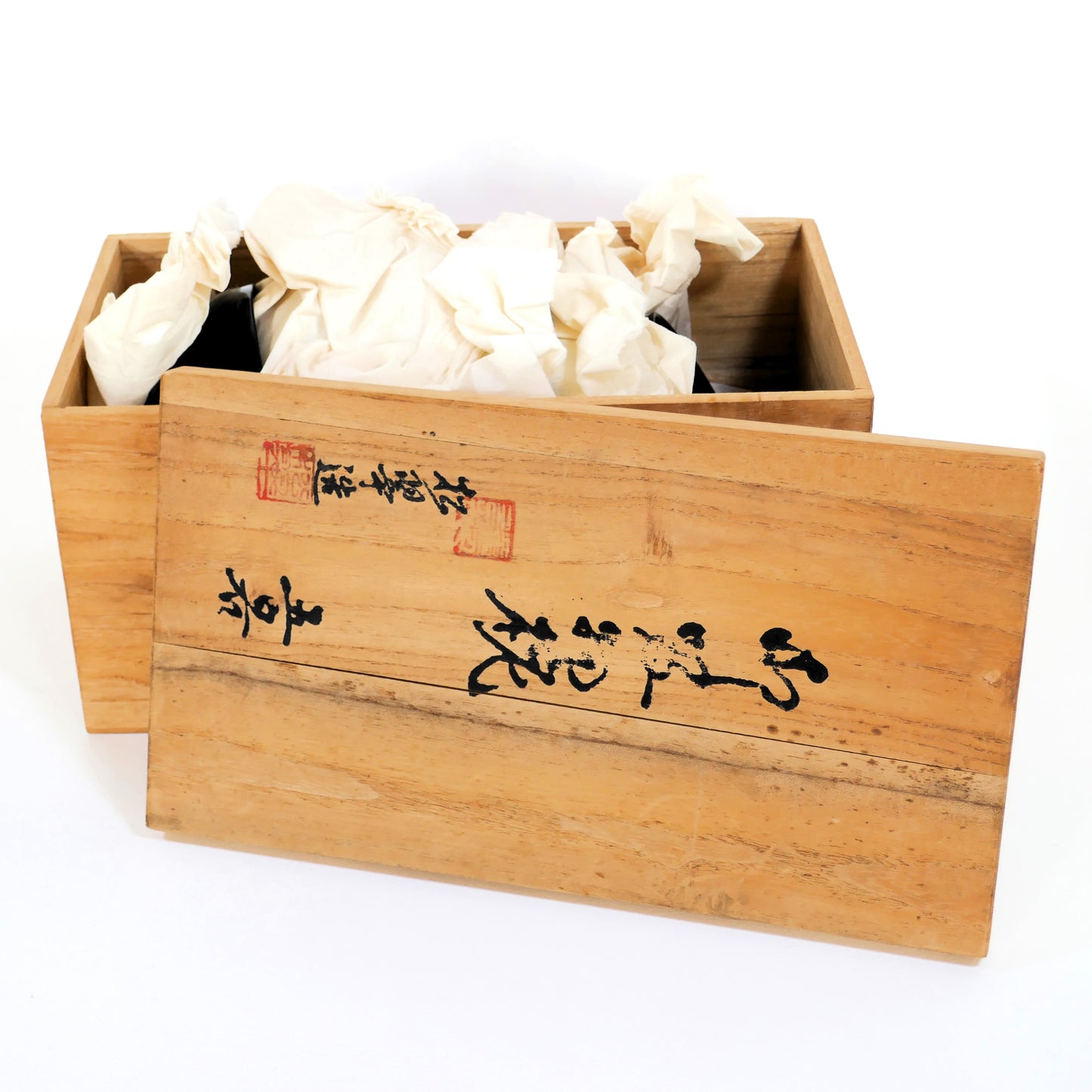 Bol laqué japonais traditionnel dans sa boîte en bois kiribako, artisanat d’Echizen.