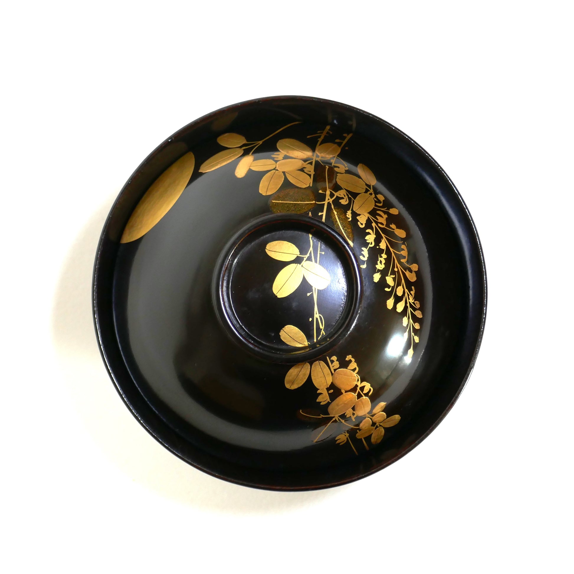 Vue de dessus du bol japonais fermé, décor floral doré hagi et feuille nashiji