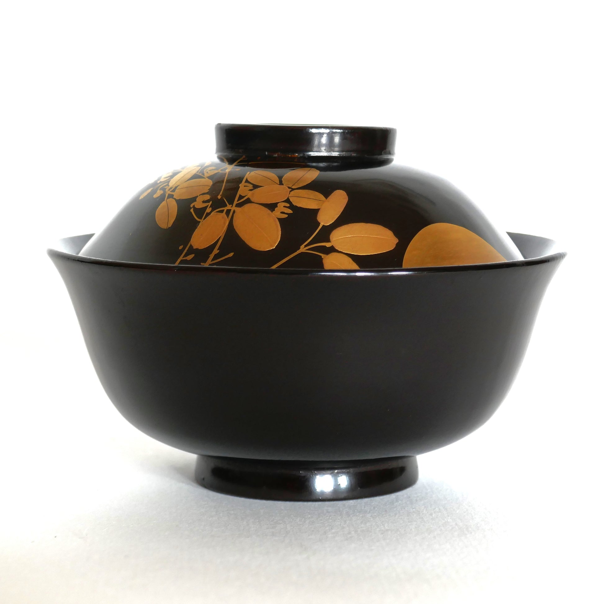 Bol japonais en laque noire fermé, motif floral doré de hagi avec feuille en nashiji