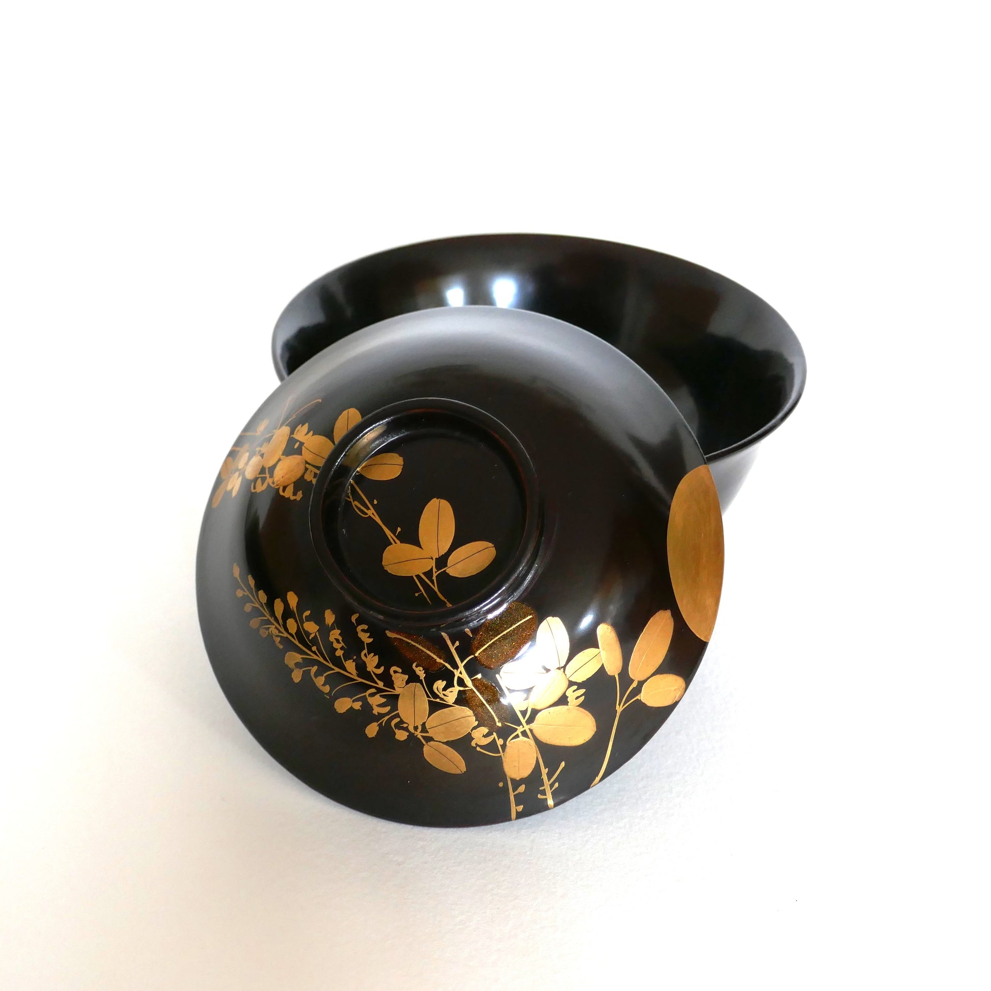 Bol en laque urushi noir de Wajima avec motif doré de hagi et effet nashiji, vue générale