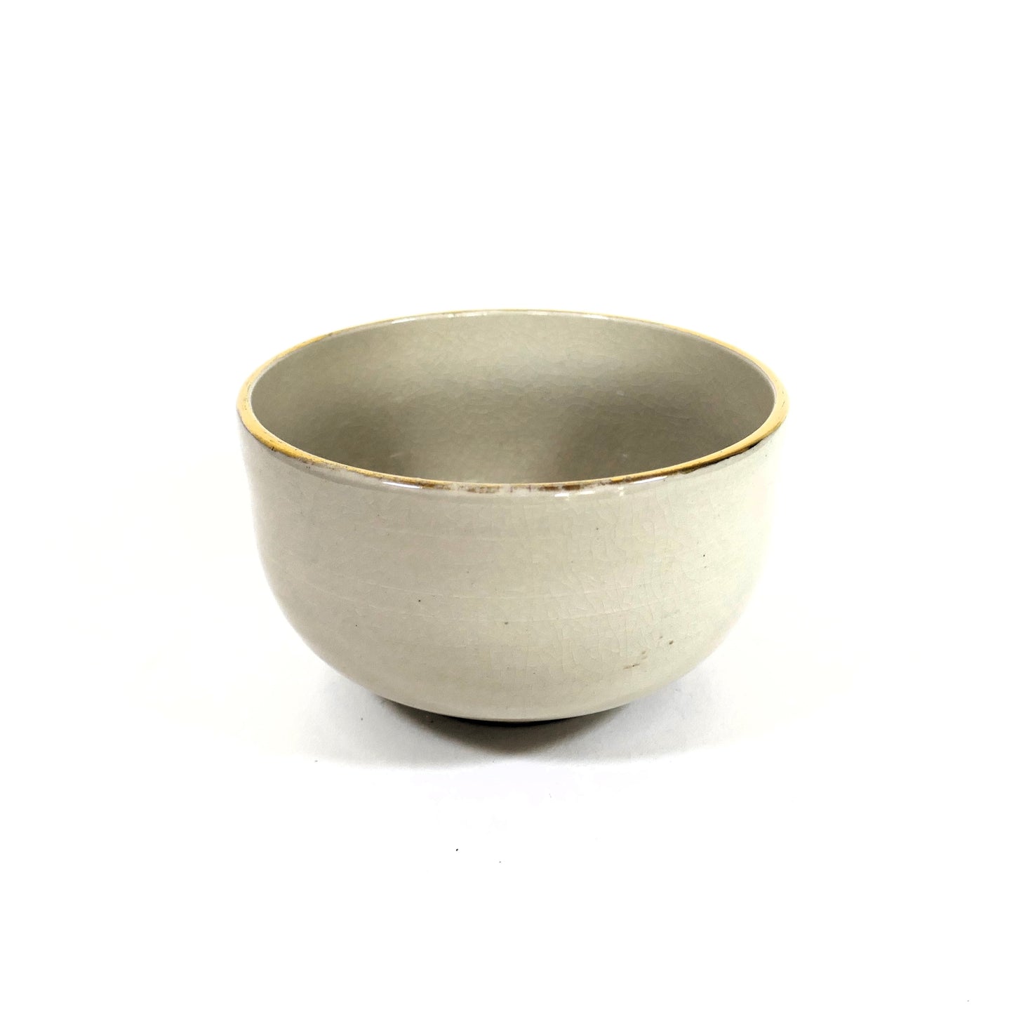 Vue arrière d’un bol à thé japonais Kutani-yaki montrant l’émail craquelé et la forme simple du chawan