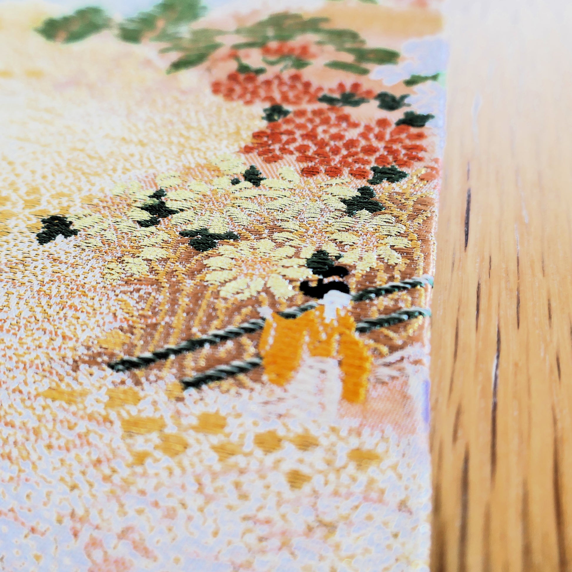 vue laterale du bord du obi vintage en soie representant des scene de vie