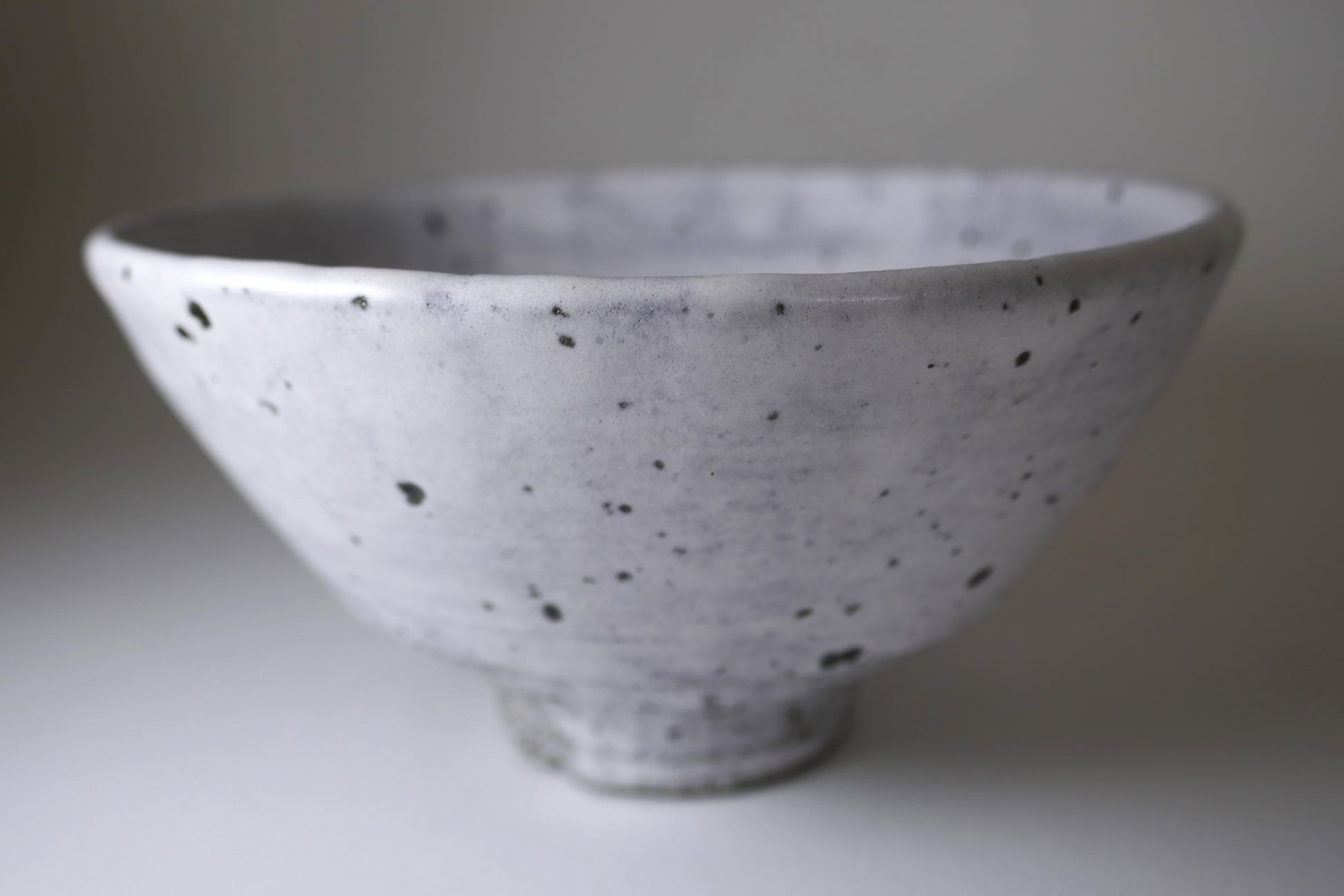 Zoom sur le bord du chawan, montrant la finesse du tournage et l’ondulation naturelle de la lèvre.