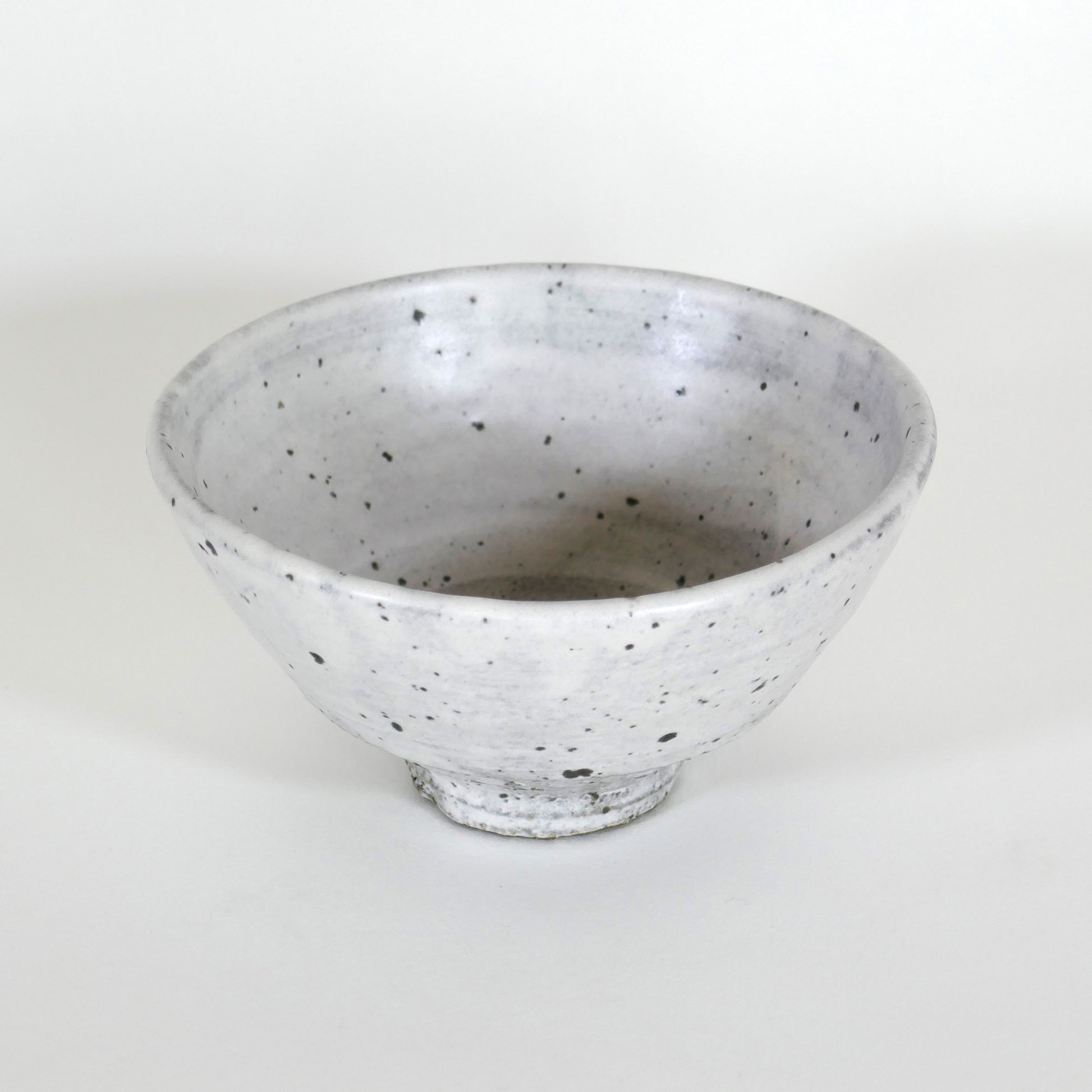 Vue frontale du bol japonais, révélant l’équilibre entre la légèreté de la glaçure et la puissance de la forme.