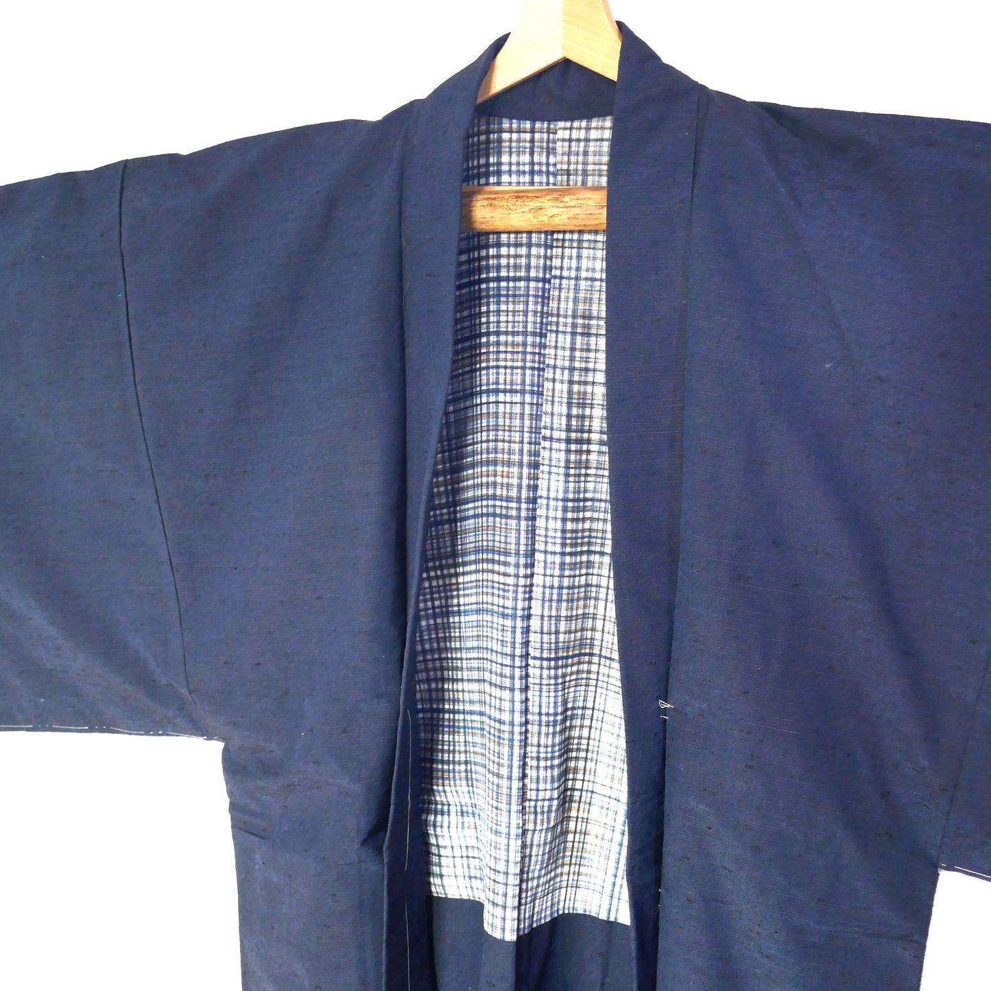 Détails du col et de la doublure en soie à carreaux et d’un haori japonais