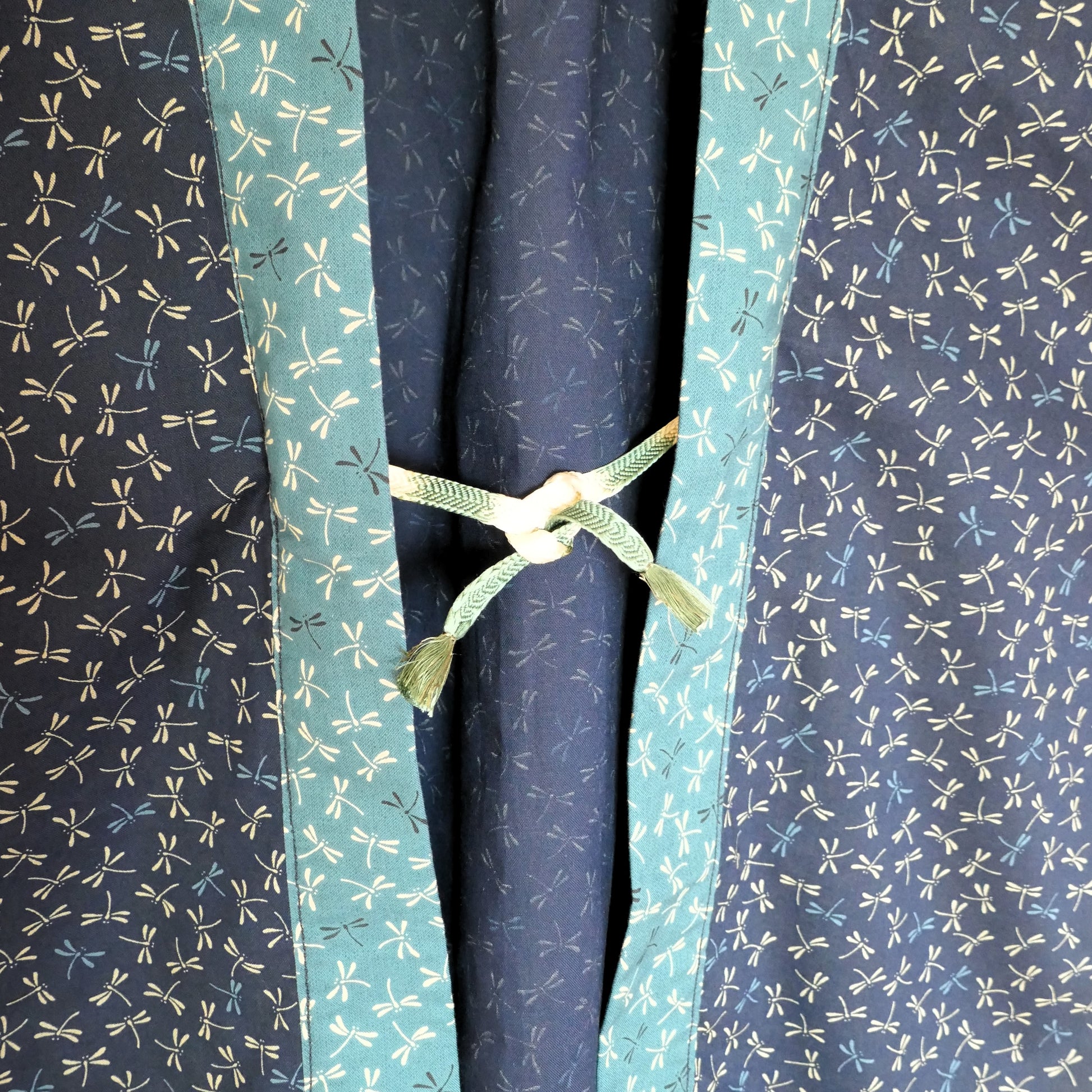détail du col du haori Full Tombo de l'Atelier KOGEDO montrant le nœud de fermeture obijime obihimo traditionnel et le col contrasté deux nuances de bleu