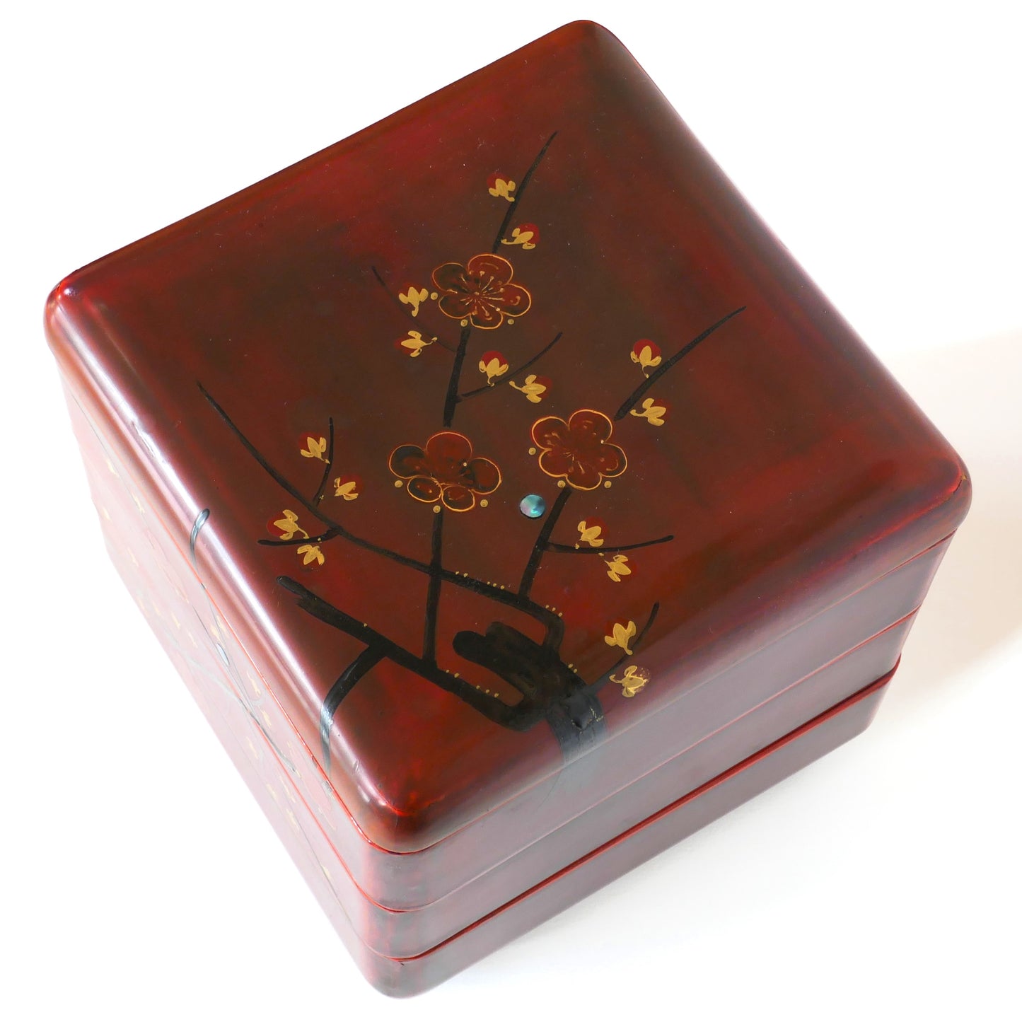 vue du dessus de la boite en laque urushi avec motifs prunier branche dorure maki e et nacre raden