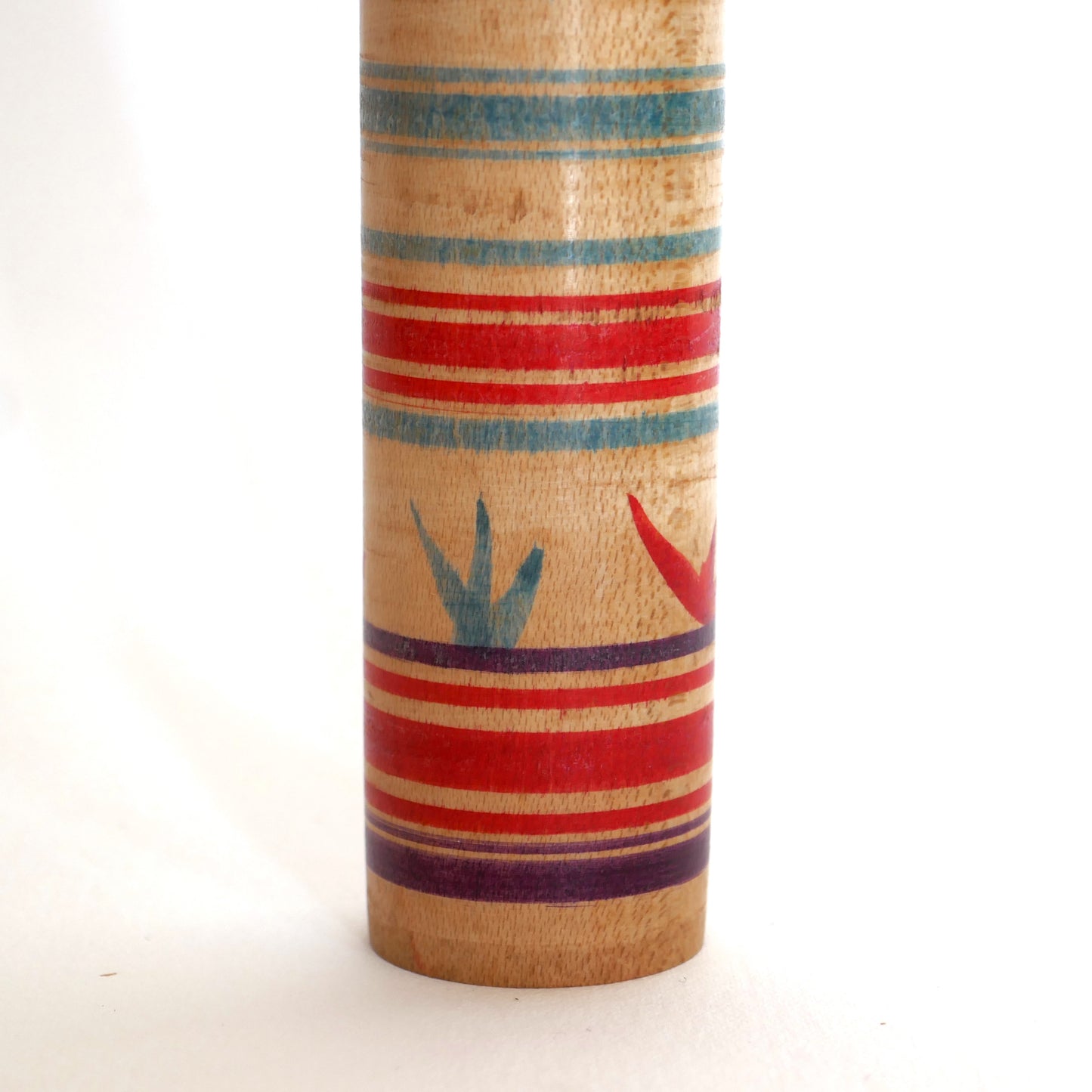 Motifs peints à la main sur le corps en bois d’une kokeshi Tsuchiyu par l’artisan Watanabe Sadami, style vintage japonais.
