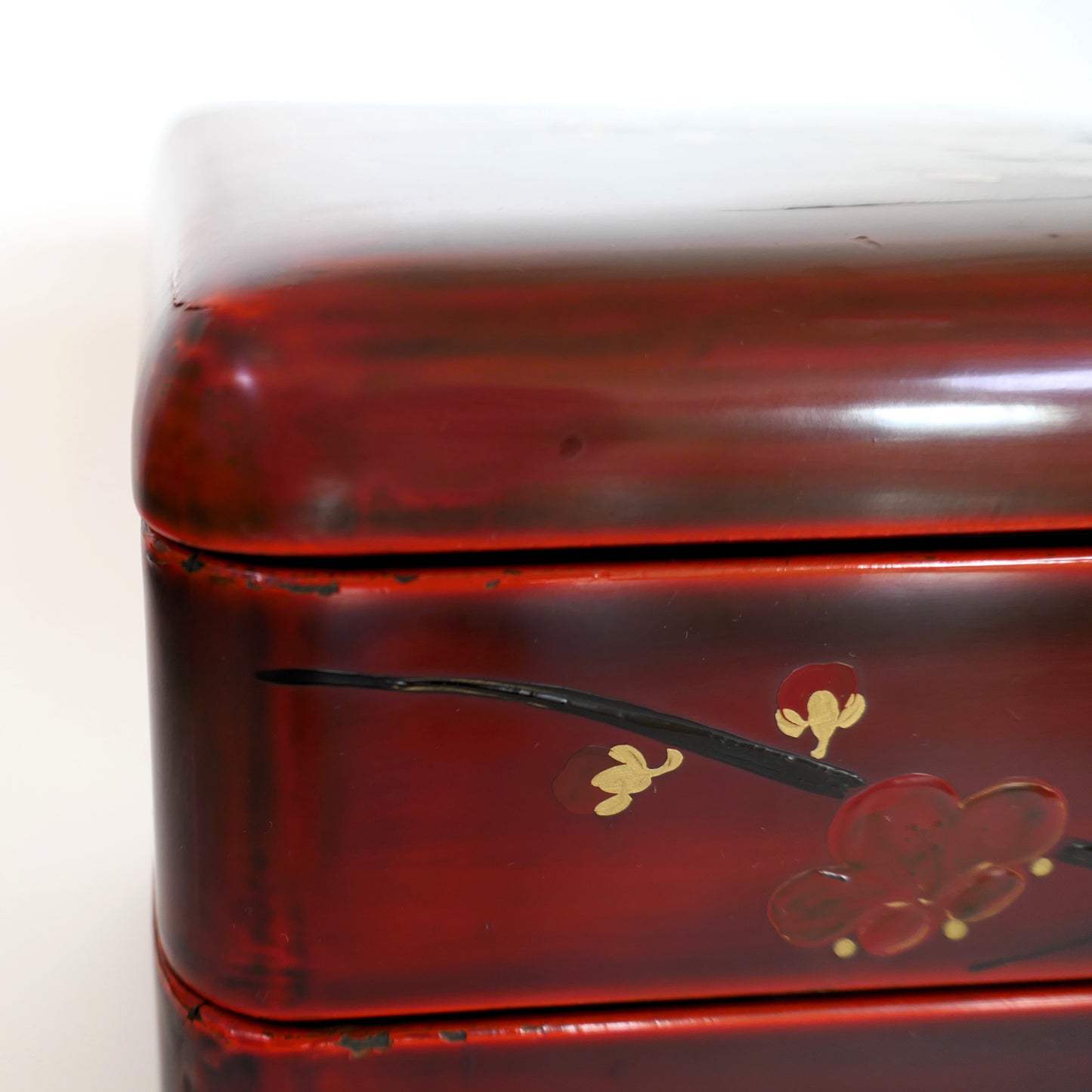 vue du dessus du coin de la boite en laque urushi rouge