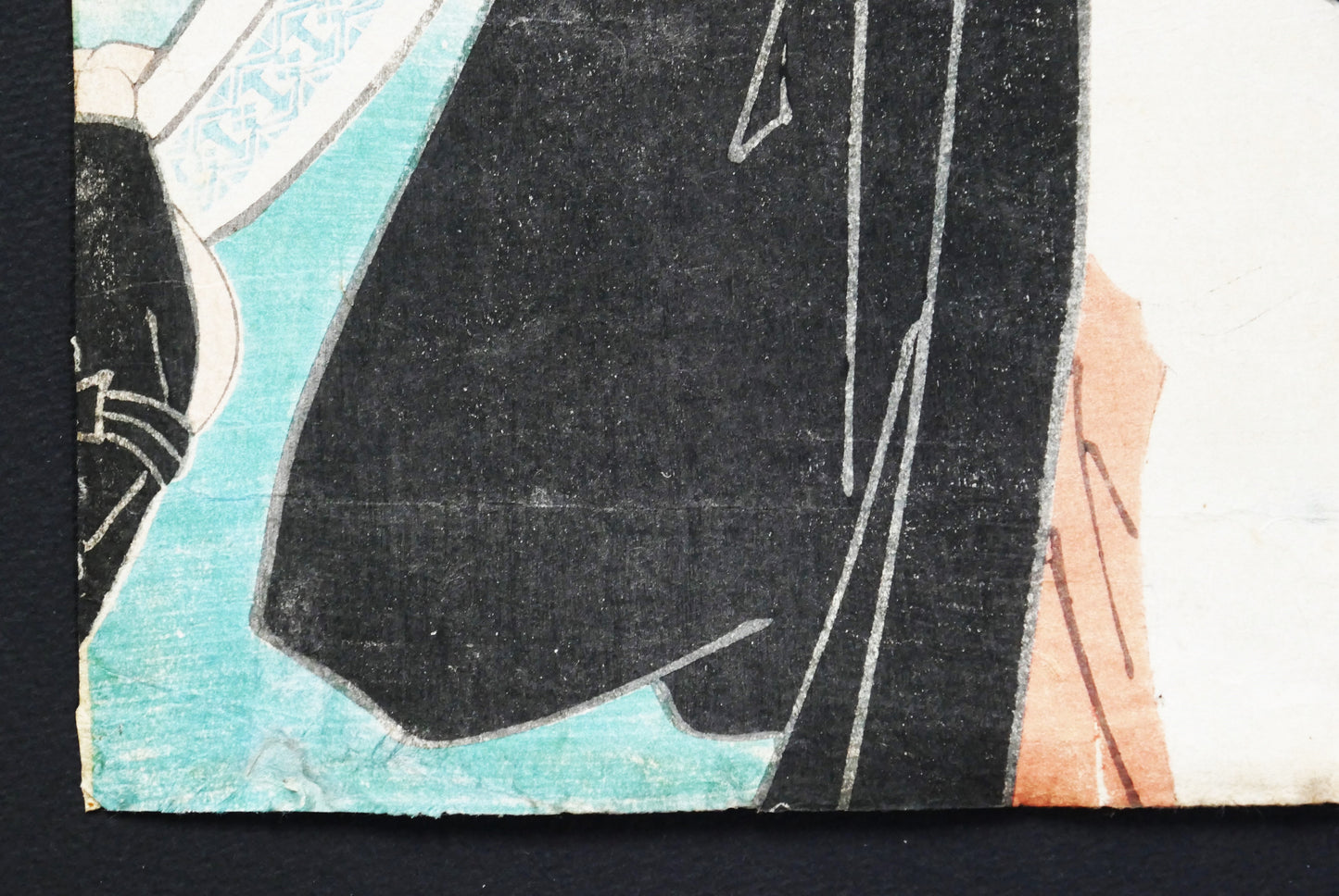 Gros plan sur le bas du kimono noir de l’acteur Nakamura Shikan IV, dans une estampe yakusha-e de Toyokuni III