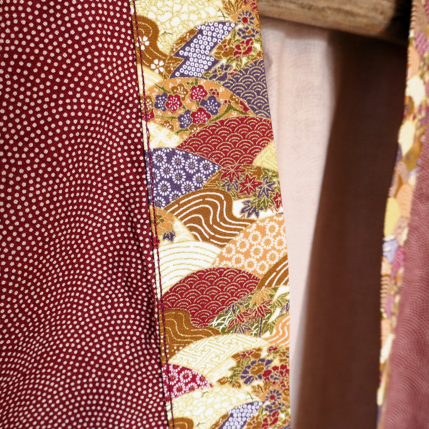 zoom sur le col sensu motifs eventails du haori sensu to samekomon