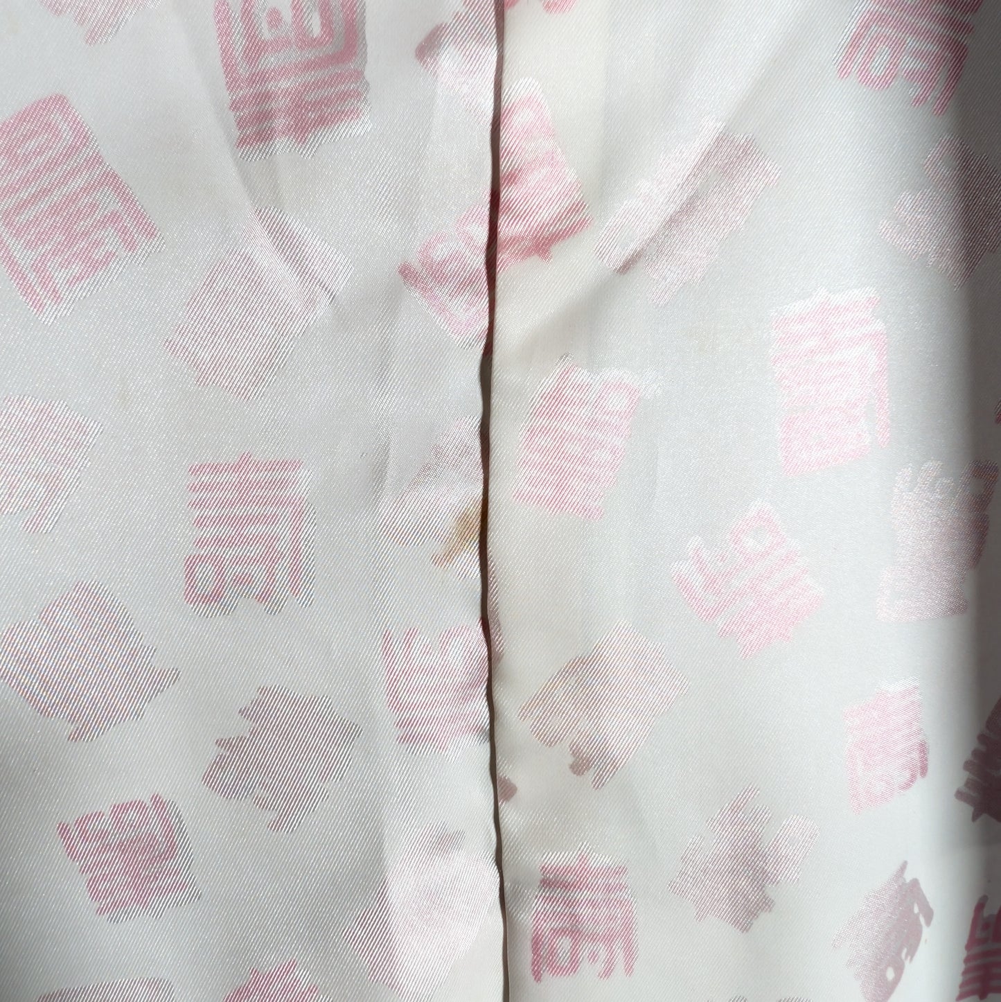 Détail de la doublure d’un haori en soie japonais avec motif kanji Kotobuki sur fond blanc