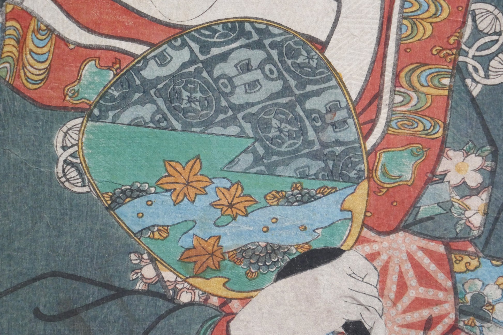 Éventail décoré de feuilles d’érable (momiji) et de motifs géométriques, détail raffiné.