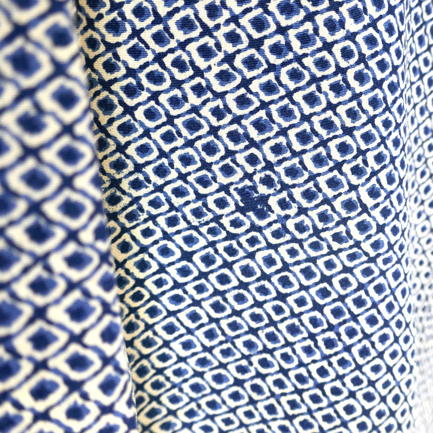 Zoom sur un défaut discret dans le motif shibori d’un haori vintage en soie bleu marine.