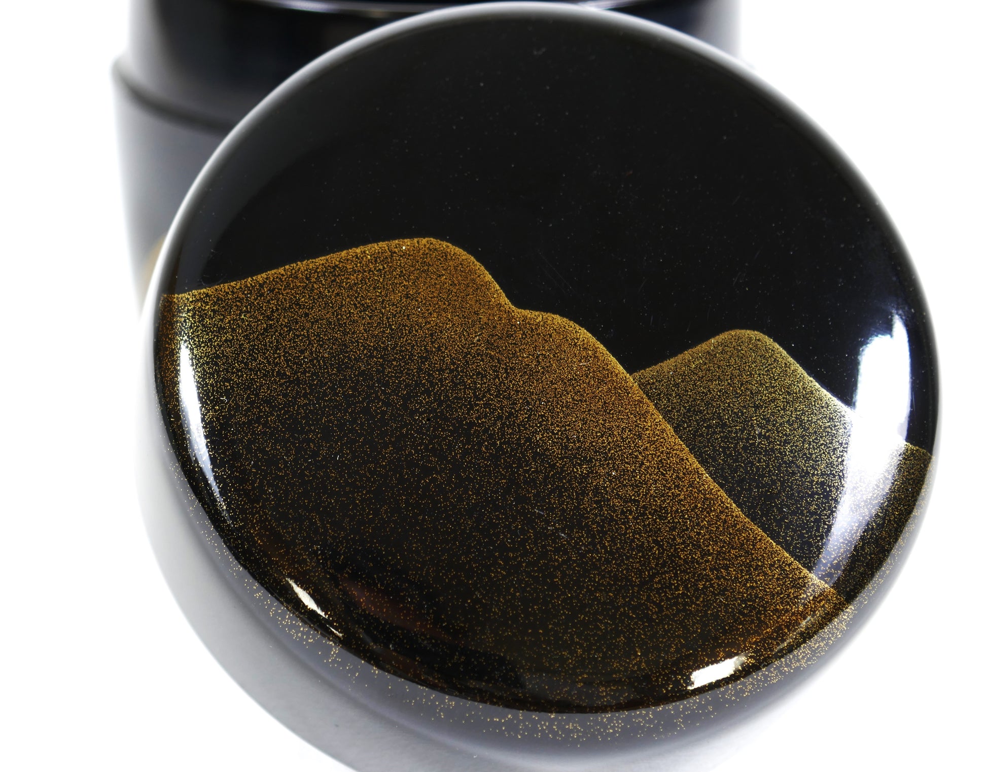 Détail du motif maki-e et nashiji sur le couvercle du natsume, artisanat japonais raffiné