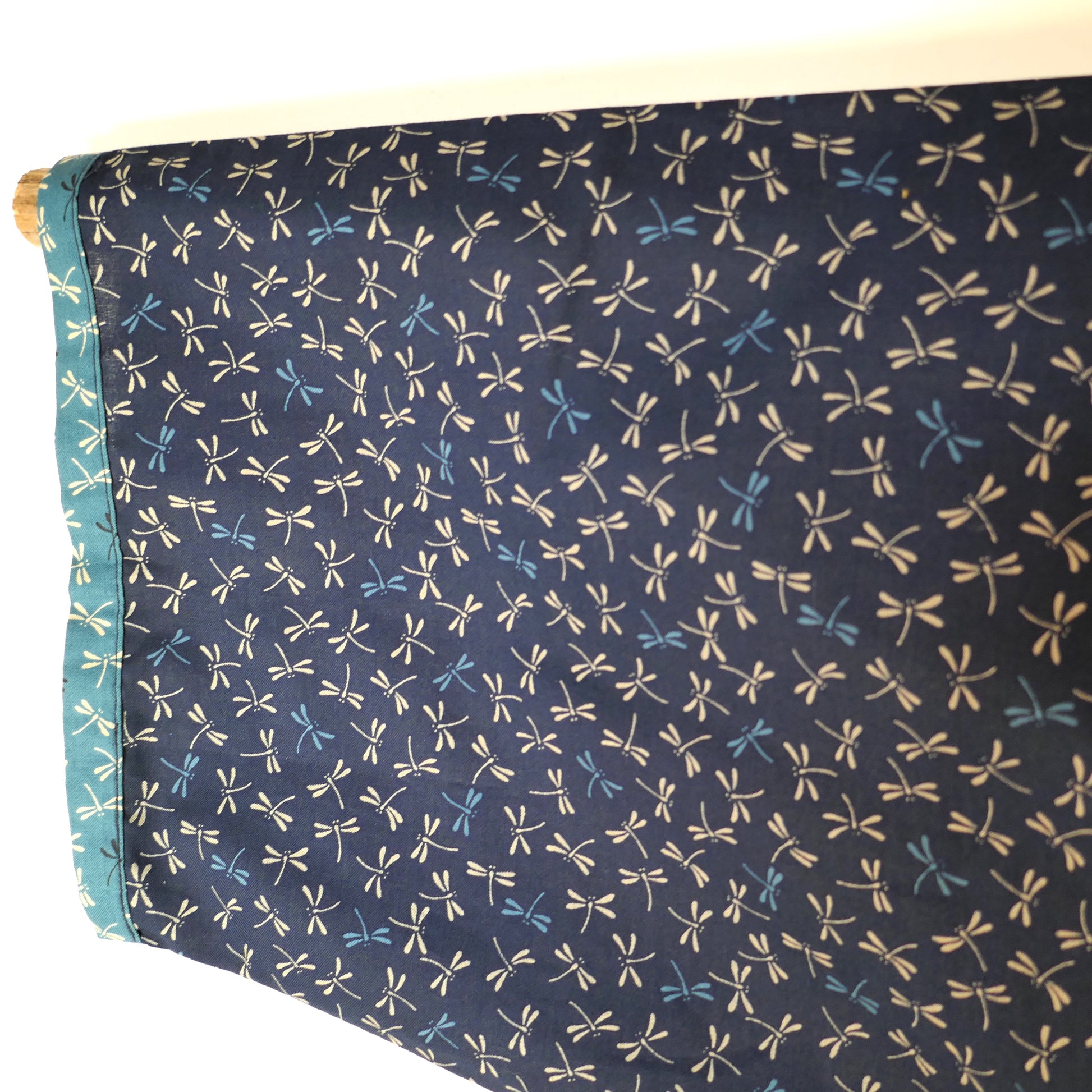 manche du haori full tombo et finition avec un biais couleur bleu canard contrastée au bleu indigo