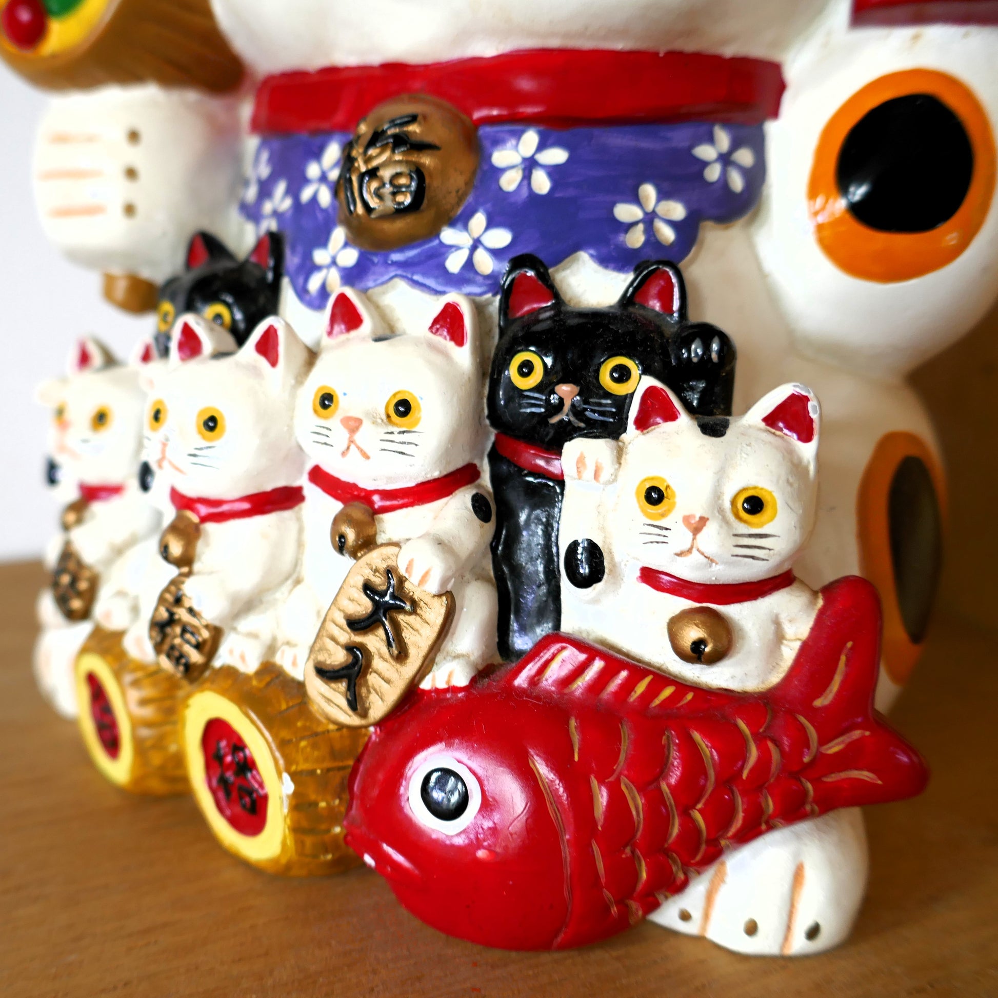 détail des chats porte bonheur du maneki neko kogedo