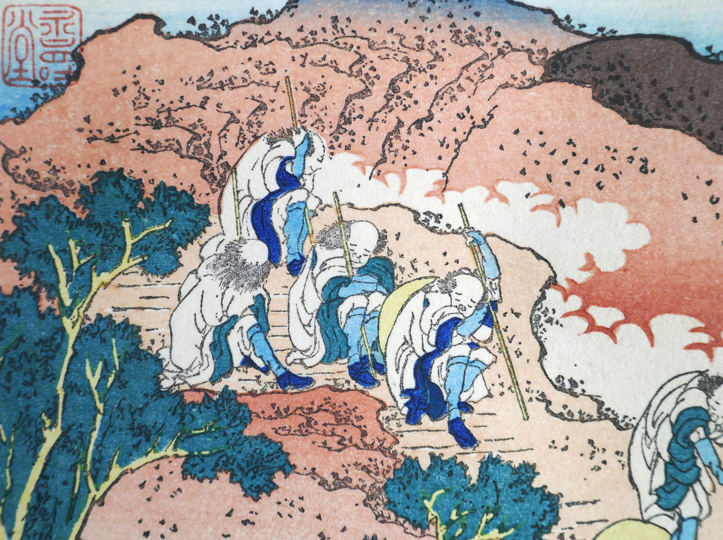 Pèlerins gravissant la montagne sur l’estampe Shojin Tozan de Hokusai, détail du versant gauche