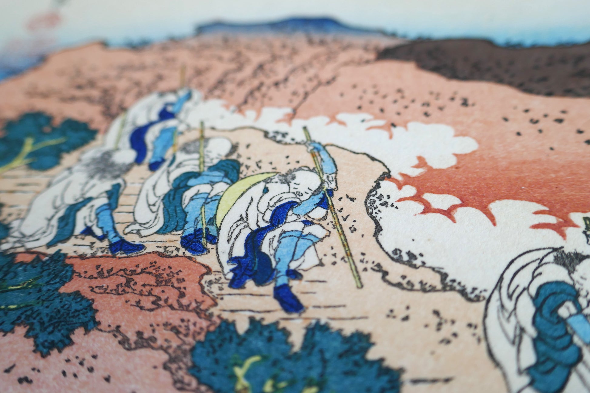 Pèlerins gravissant les pentes du mont Fuji sous les nuages, détail de l’estampe Shojin Tozan de Hokusai