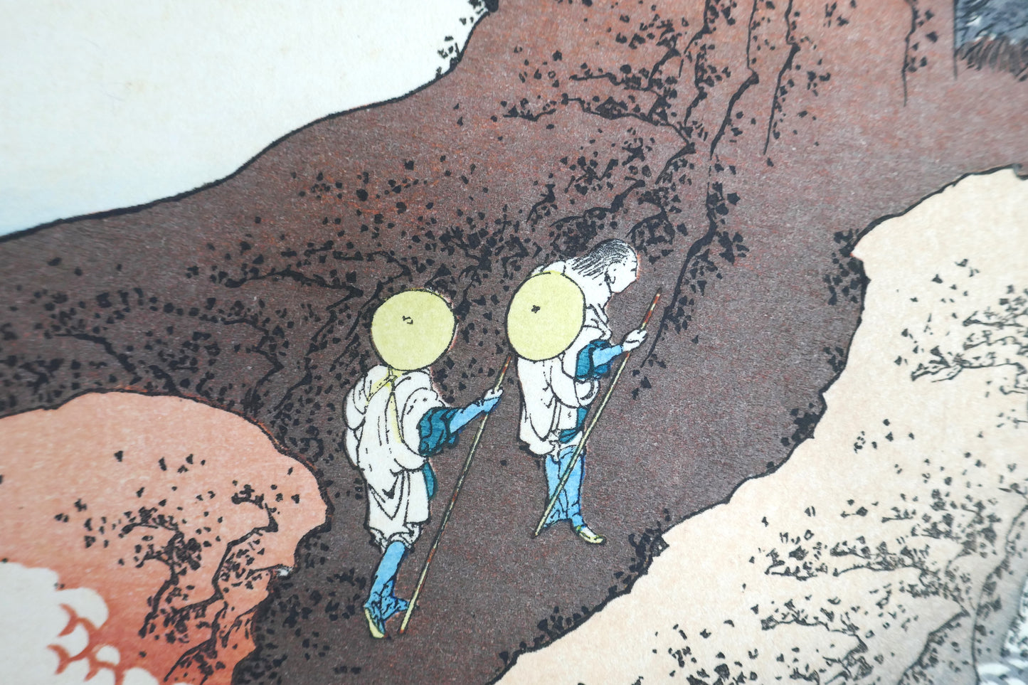 Détail du versant brun de Shojin Tozan, deux pèlerins sur la route de montagne par Hokusai