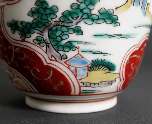 Détail du paysage sansui peint à la main sur porcelaine Arita, pin matsu, pavillon et émaux polychromes