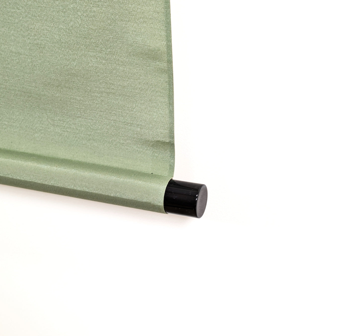 Détail du montage en soie verte d’un kakejiku japonais, textile traditionnel et jikusaki noir du rouleau suspendu